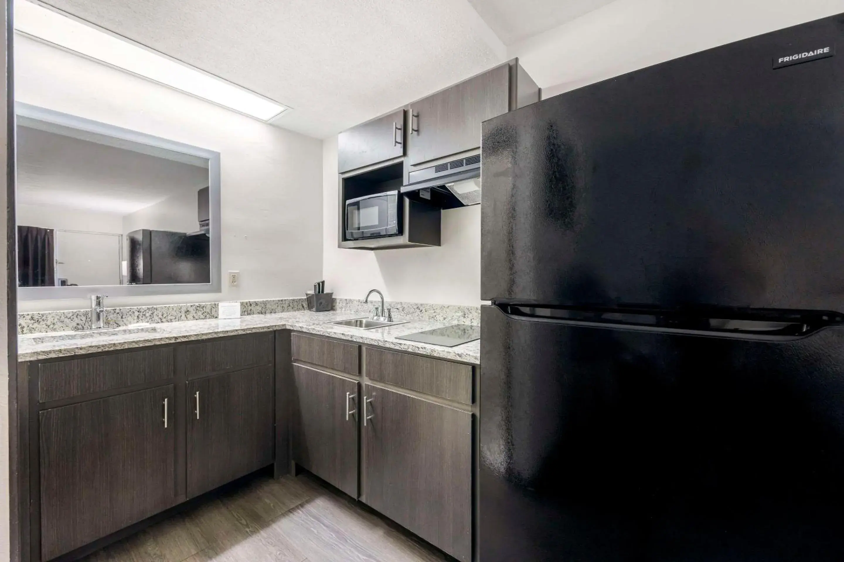 Bedroom, Kitchen/Kitchenette in Suburban Studios Cookeville