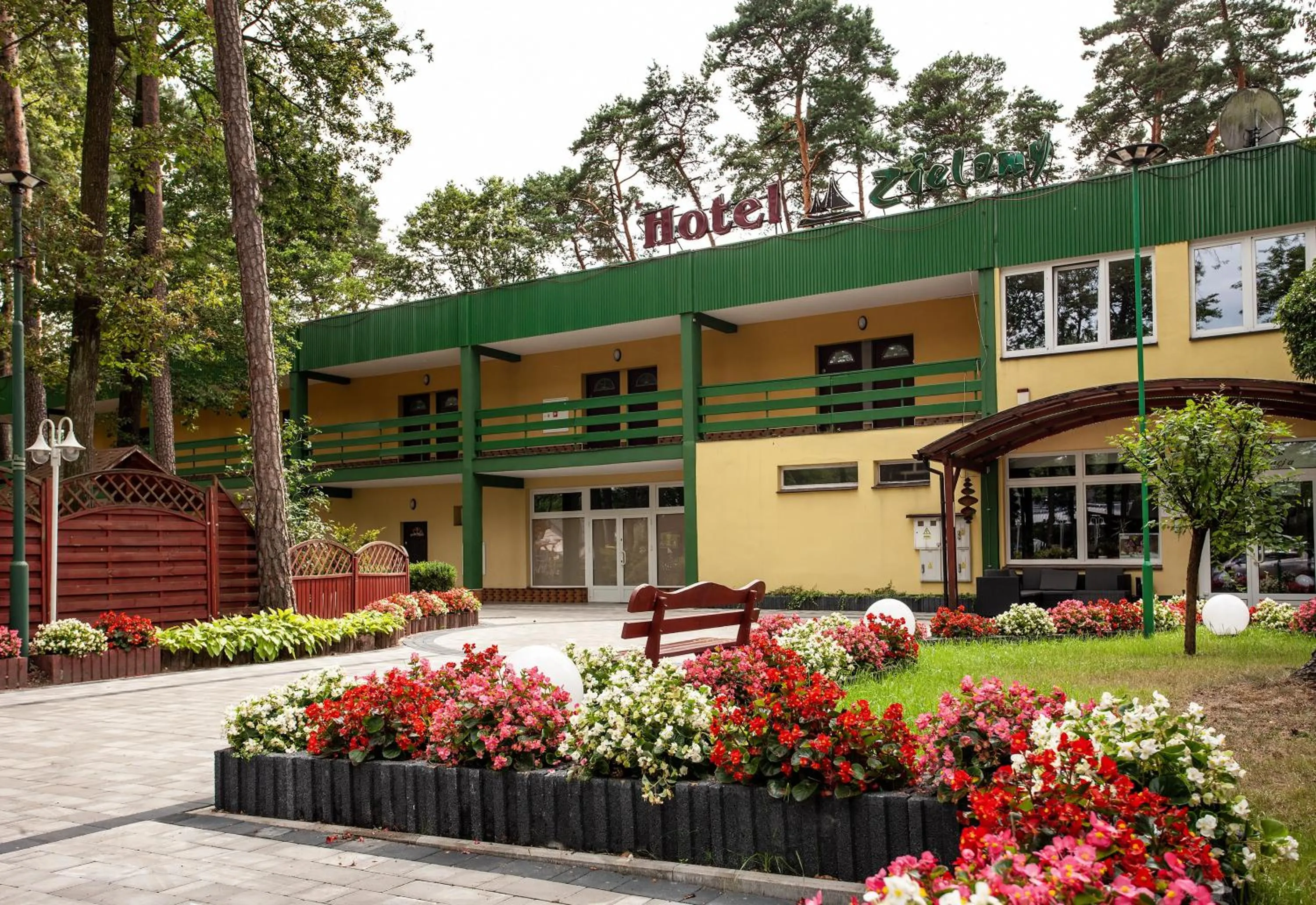 Hotel Zielony & OW Borowik & Pensjonat Manhattan - Centrum Rekreacji i Wypoczynku GASTROTUR