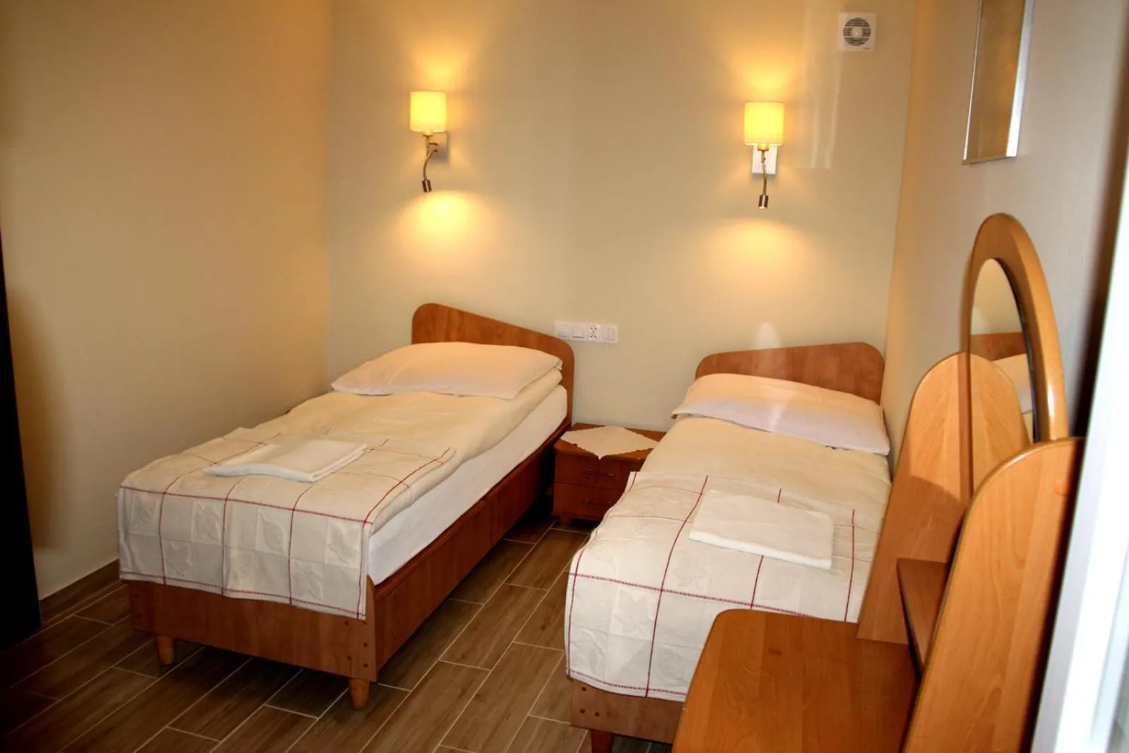 Bed in Hotel Zielony & OW Borowik & Pensjonat Manhattan - Centrum Rekreacji i Wypoczynku GASTROTUR