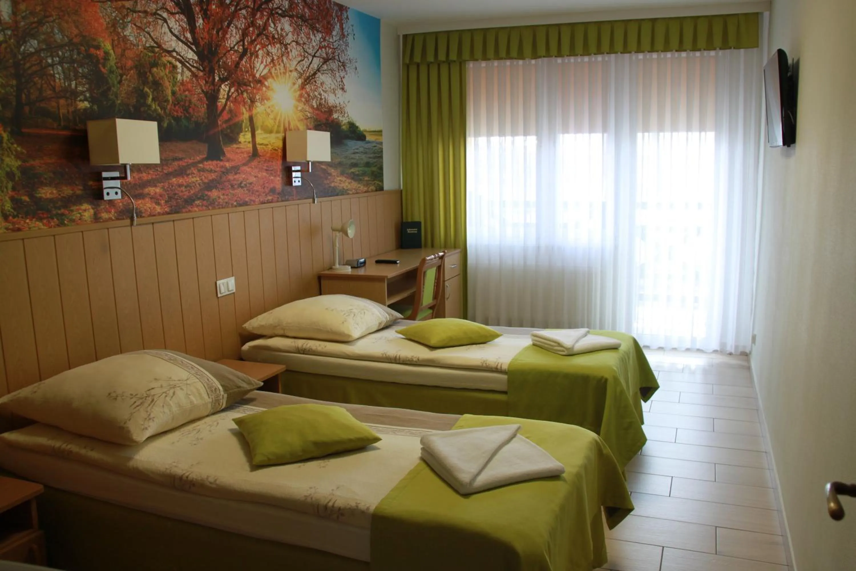 Bed in Hotel Zielony & OW Borowik & Pensjonat Manhattan - Centrum Rekreacji i Wypoczynku GASTROTUR