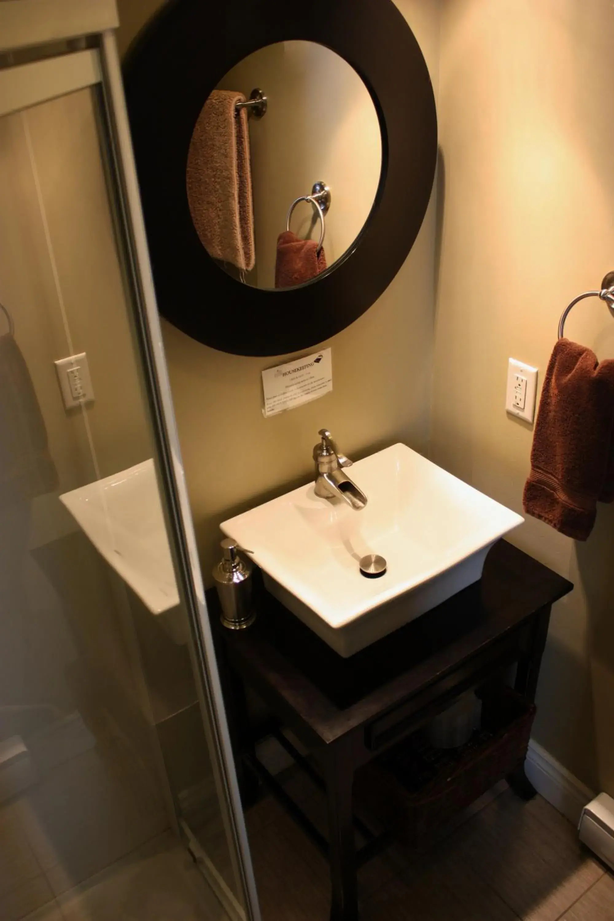 Economy Queen with En Suite in The Duckworth Inn Economy Queen with En Suite in The Duckworth Inn