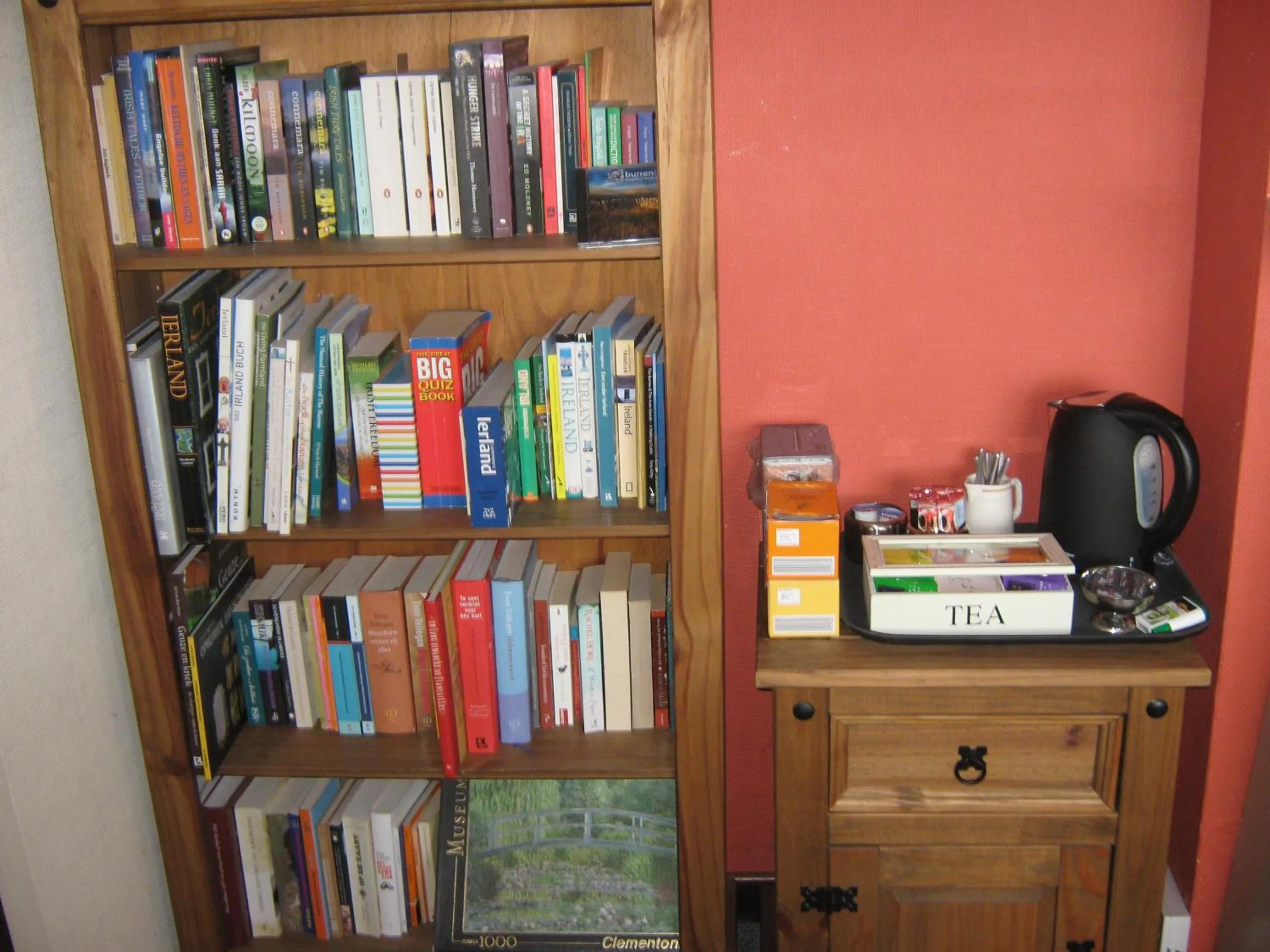 Library in Slieve Elva B&B