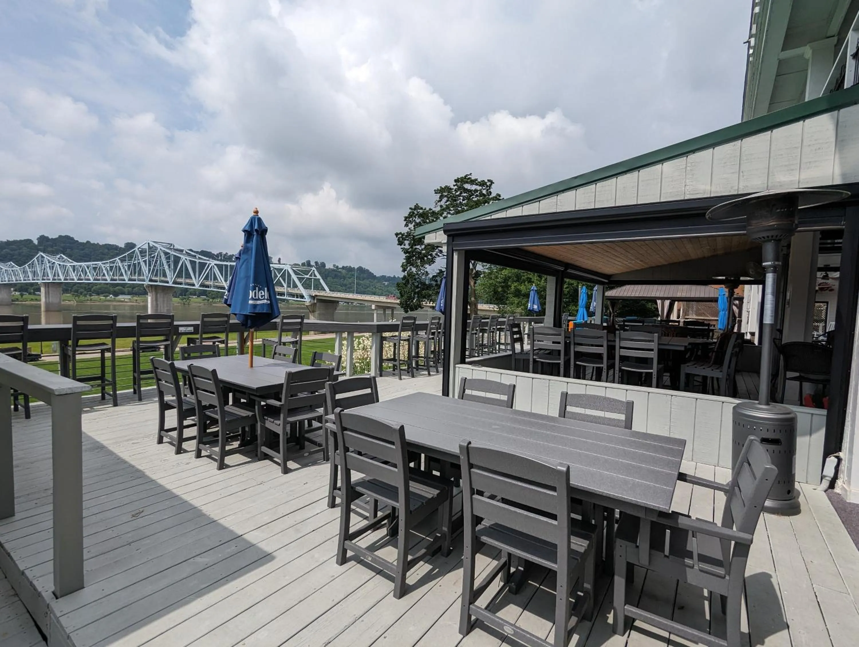 Riverboat Inn & Suites