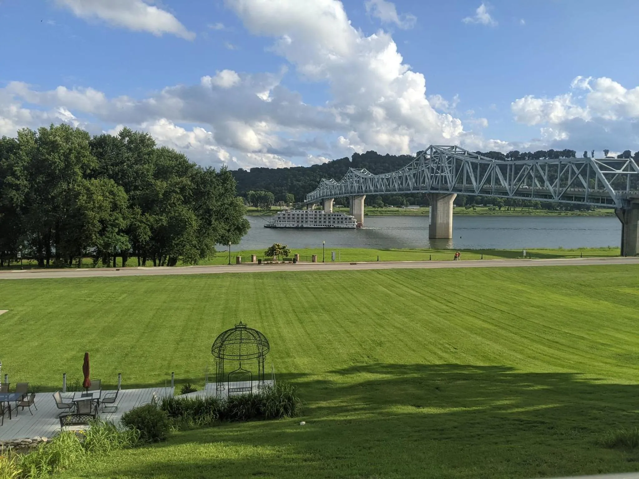 Riverboat Inn & Suites