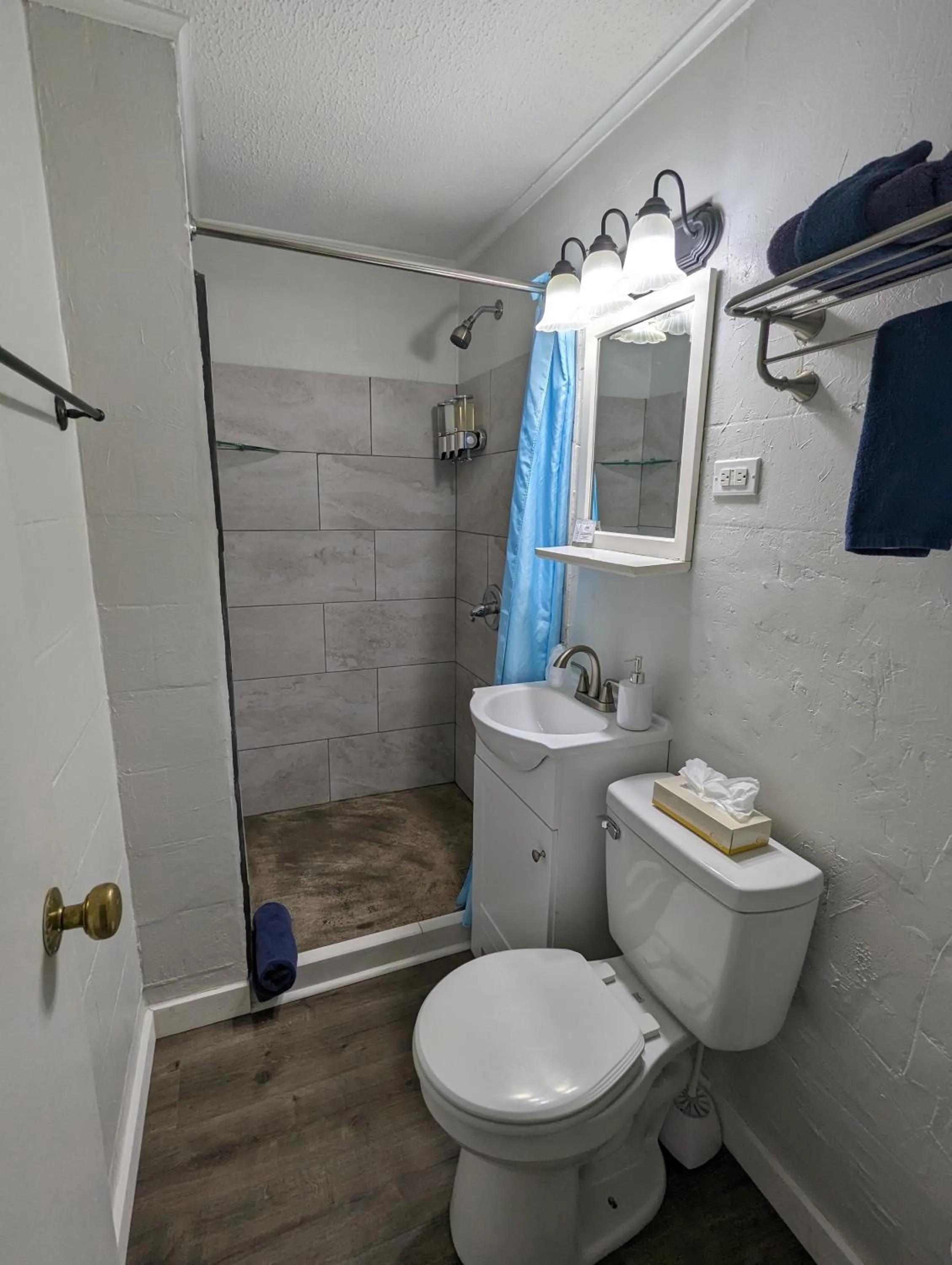 Riverboat Inn & Suites