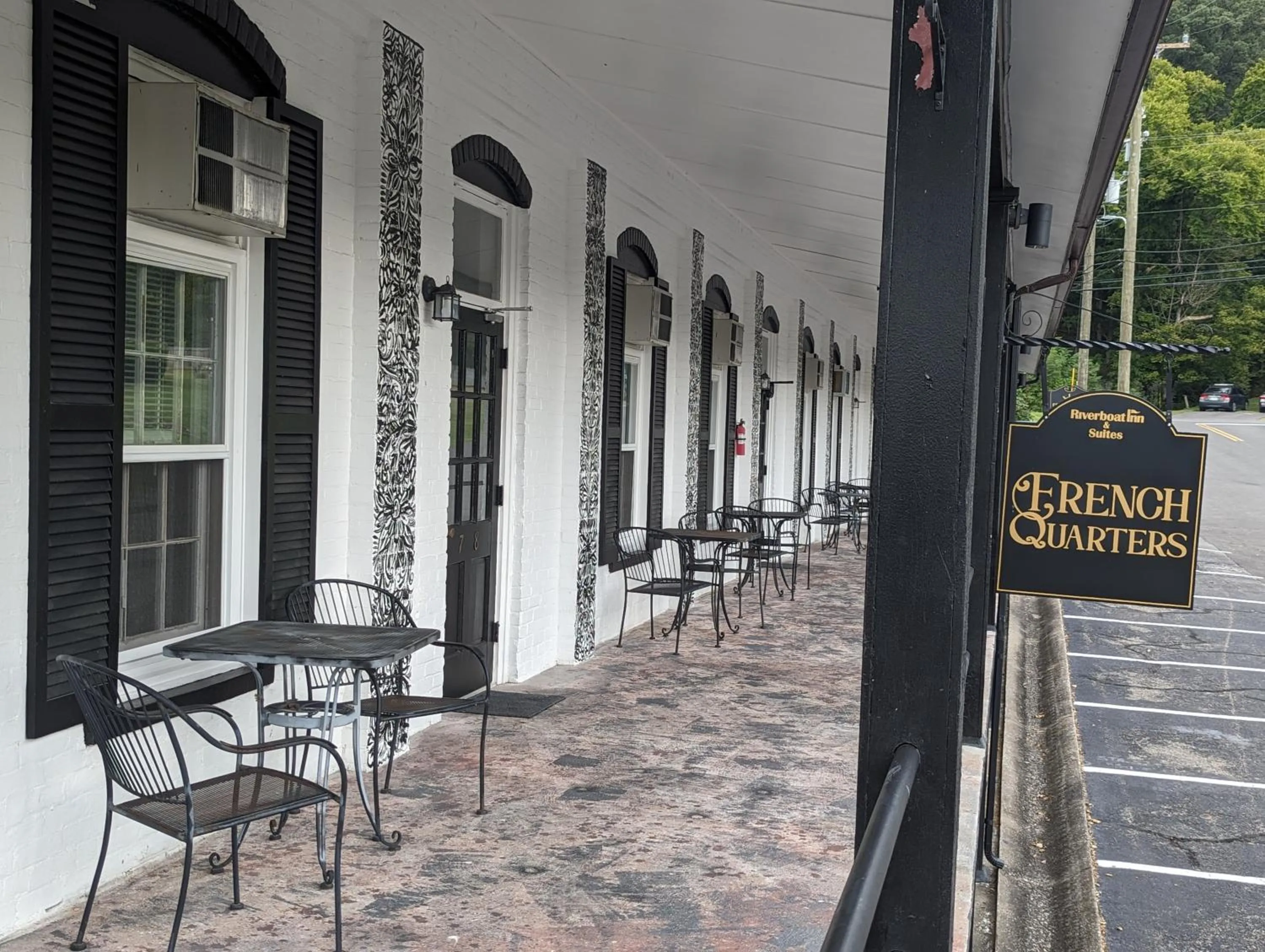 Property building in Riverboat Inn & Suites