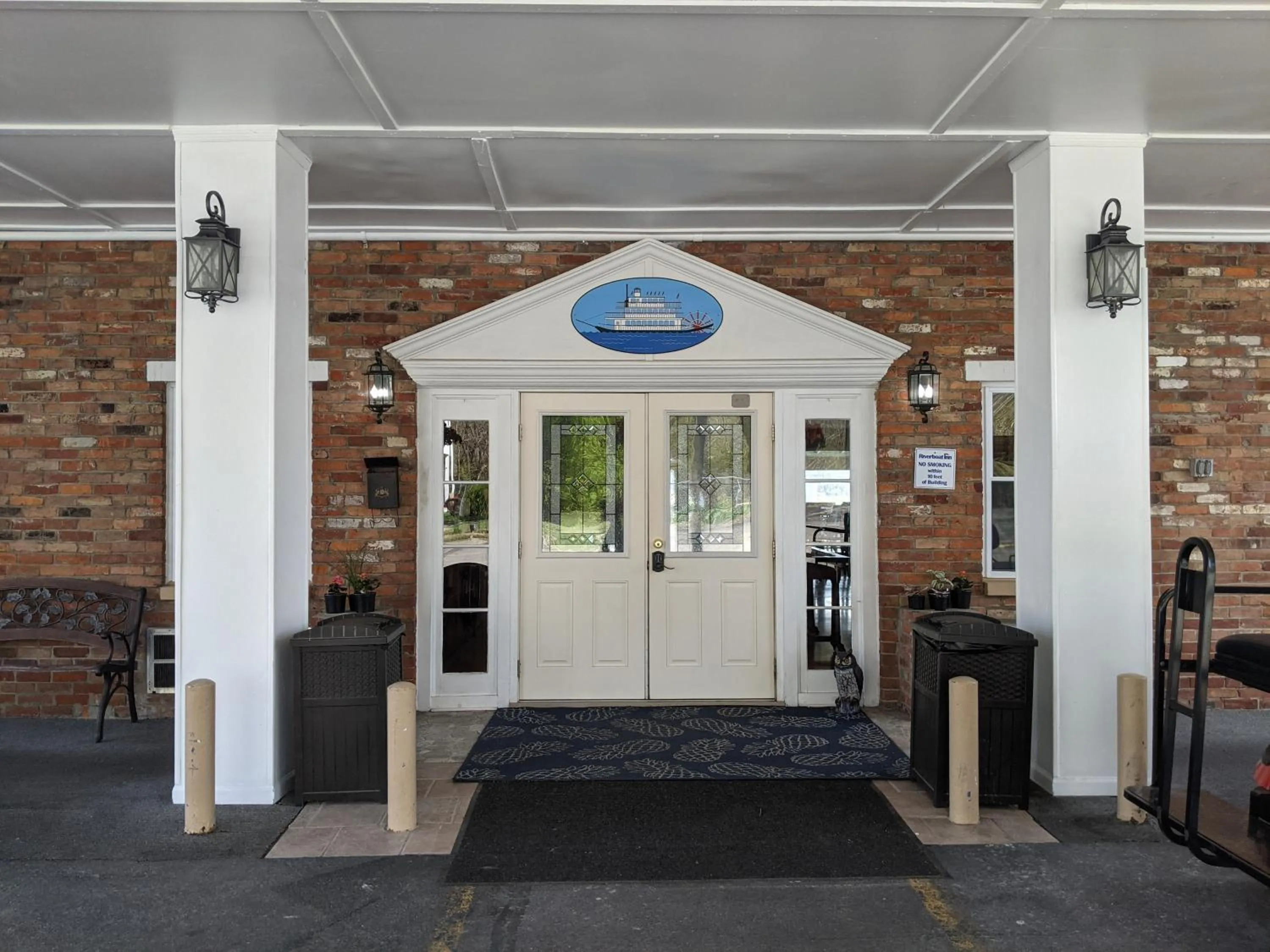 Property building in Riverboat Inn & Suites