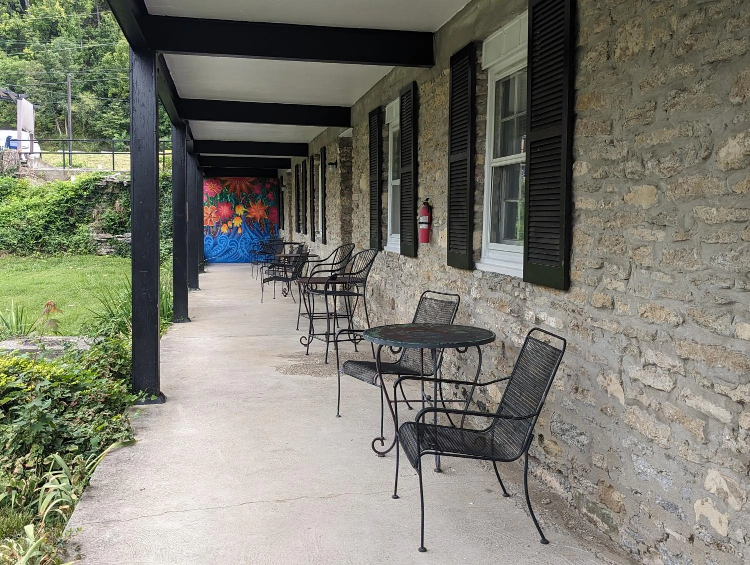 Riverboat Inn & Suites