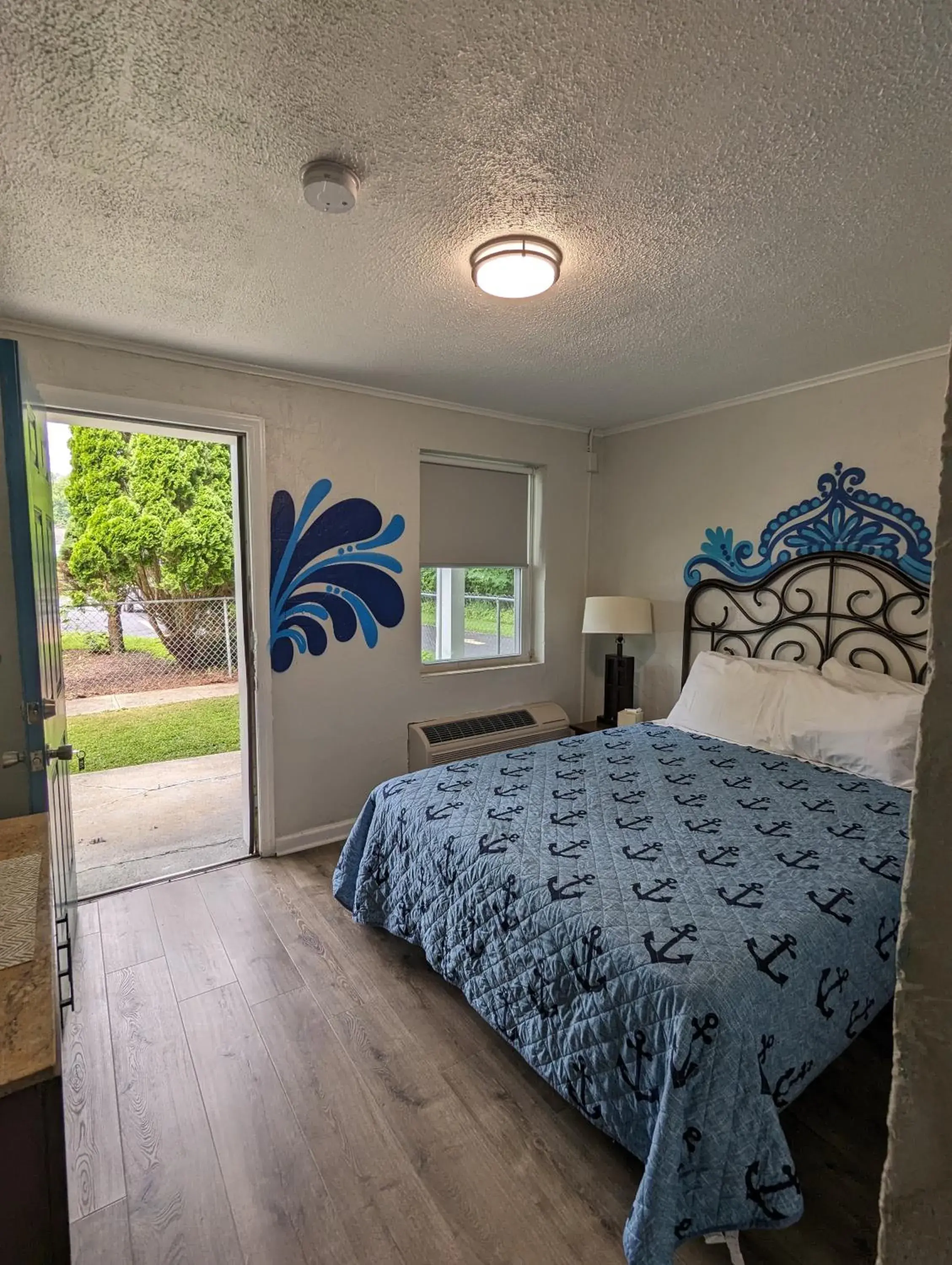 Queen Room with Pool View in Riverboat Inn & Suites Queen Room with Pool View in Riverboat Inn & Suites