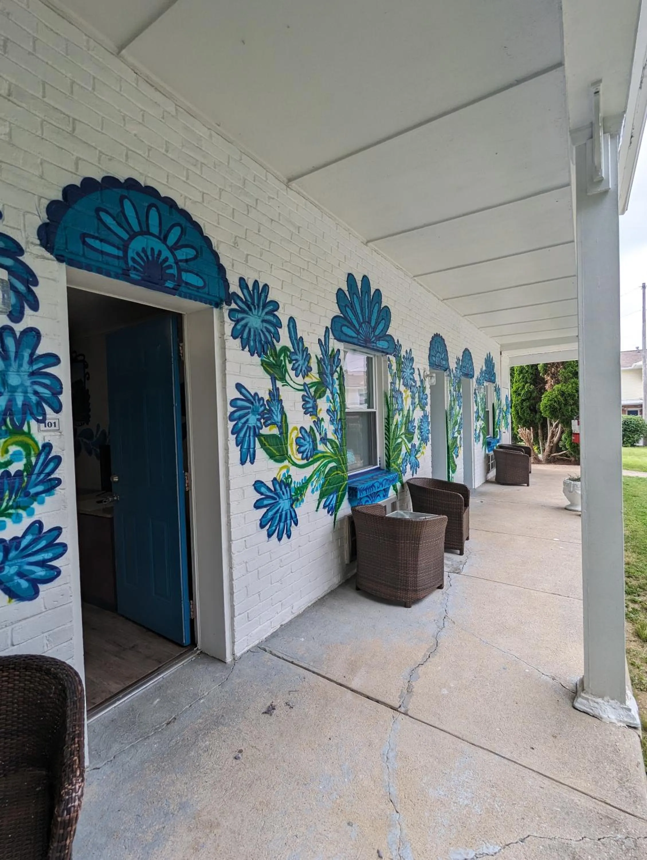 Riverboat Inn & Suites