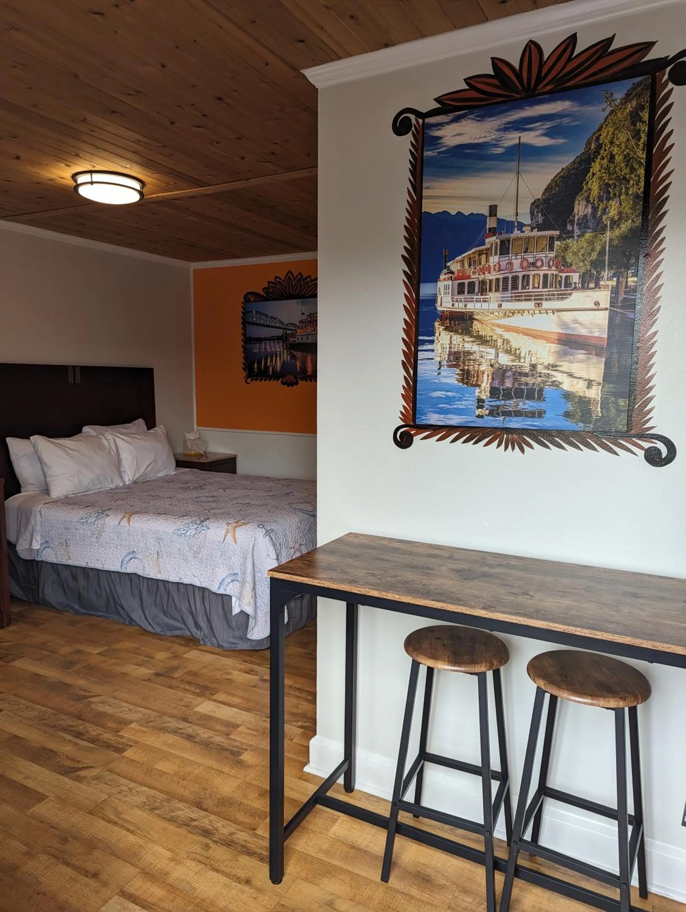 Bed in Riverboat Inn & Suites