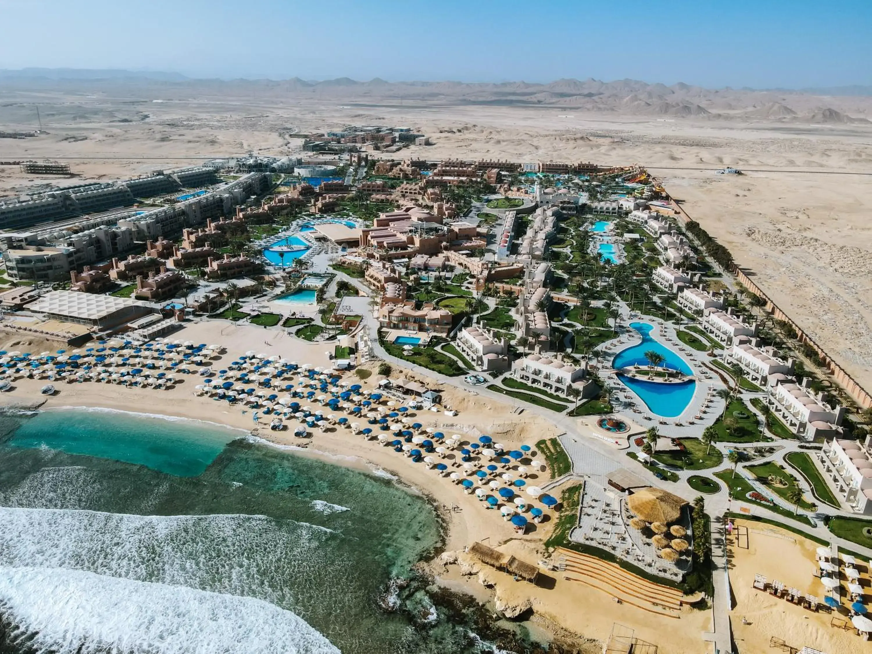 Property building in Sentido Akassia Beach Property building in Sentido Akassia Beach