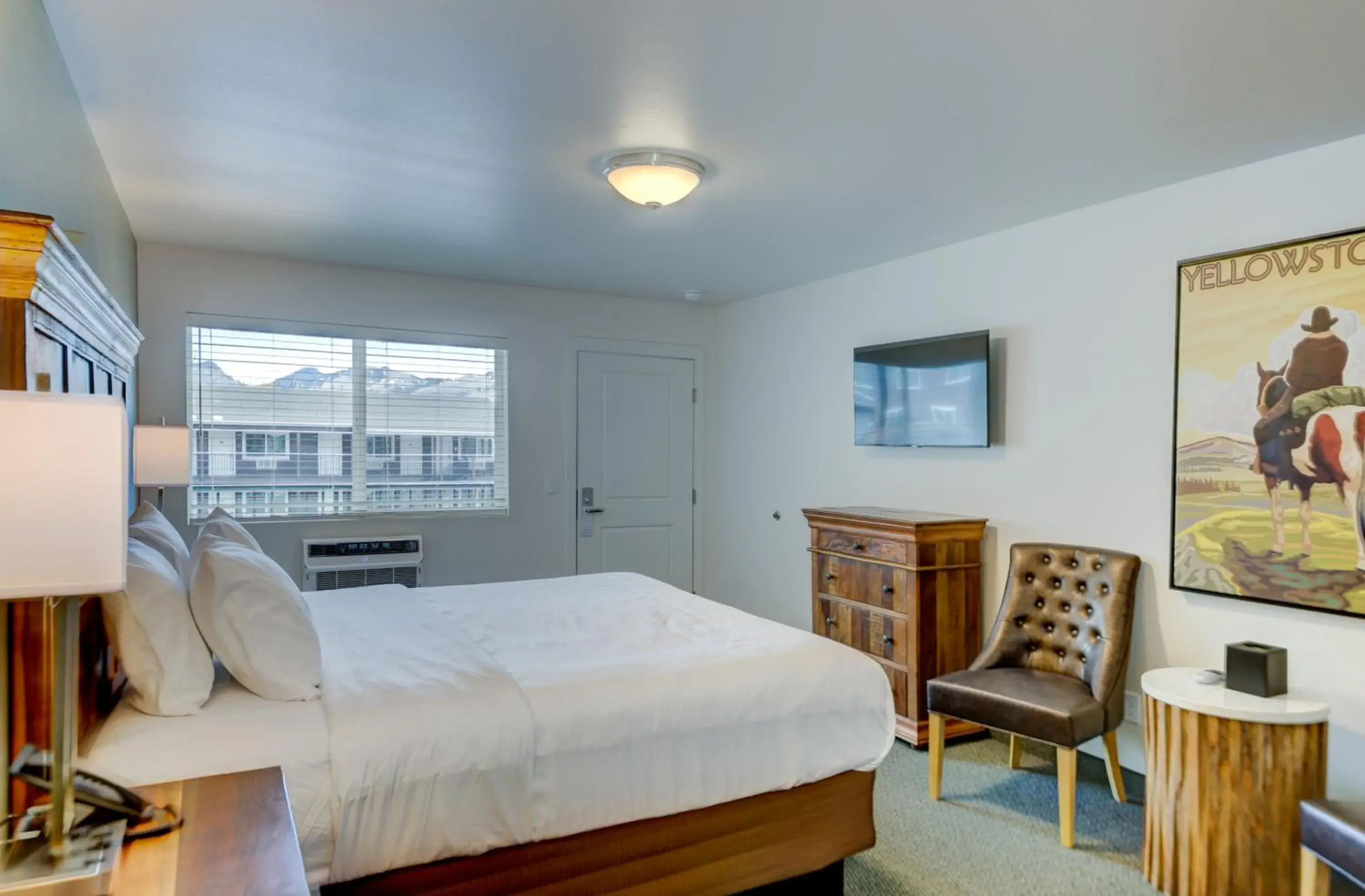 King Room - single occupancy - Disability Access in Roosevelt Hotel & Cabins - Yellowstone King Room - single occupancy - Disability Access in Roosevelt Hotel & Cabins - Yellowstone