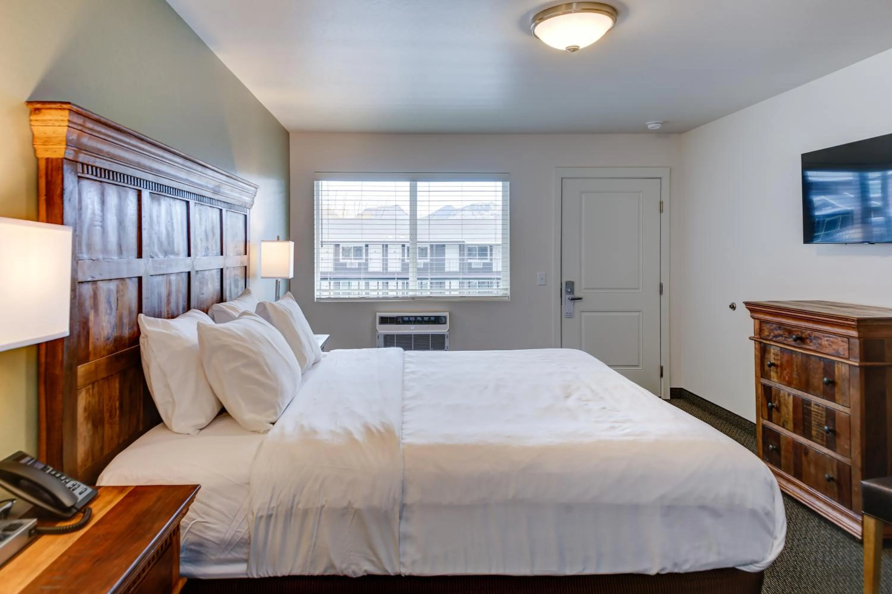 Bed in Roosevelt Hotel - Yellowstone