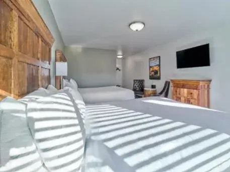 Deluxe Queen Room in Roosevelt Hotel - Yellowstone Deluxe Queen Room in Roosevelt Hotel - Yellowstone