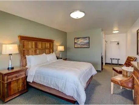 King Room - single occupancy - Disability Access in Roosevelt Hotel - Yellowstone King Room - single occupancy - Disability Access in Roosevelt Hotel - Yellowstone