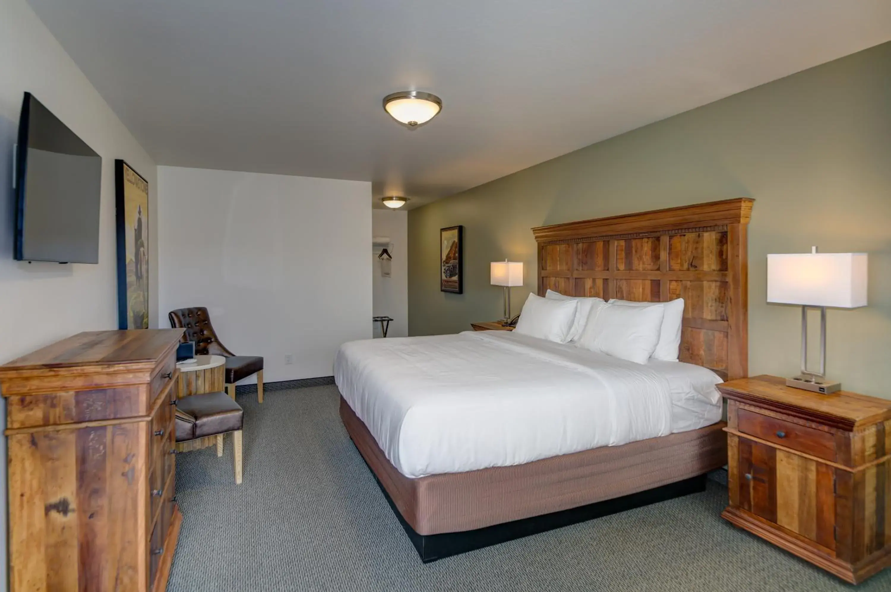 King Room - single occupancy - Disability Access in Roosevelt Hotel & Cabins - Yellowstone King Room - single occupancy - Disability Access in Roosevelt Hotel & Cabins - Yellowstone