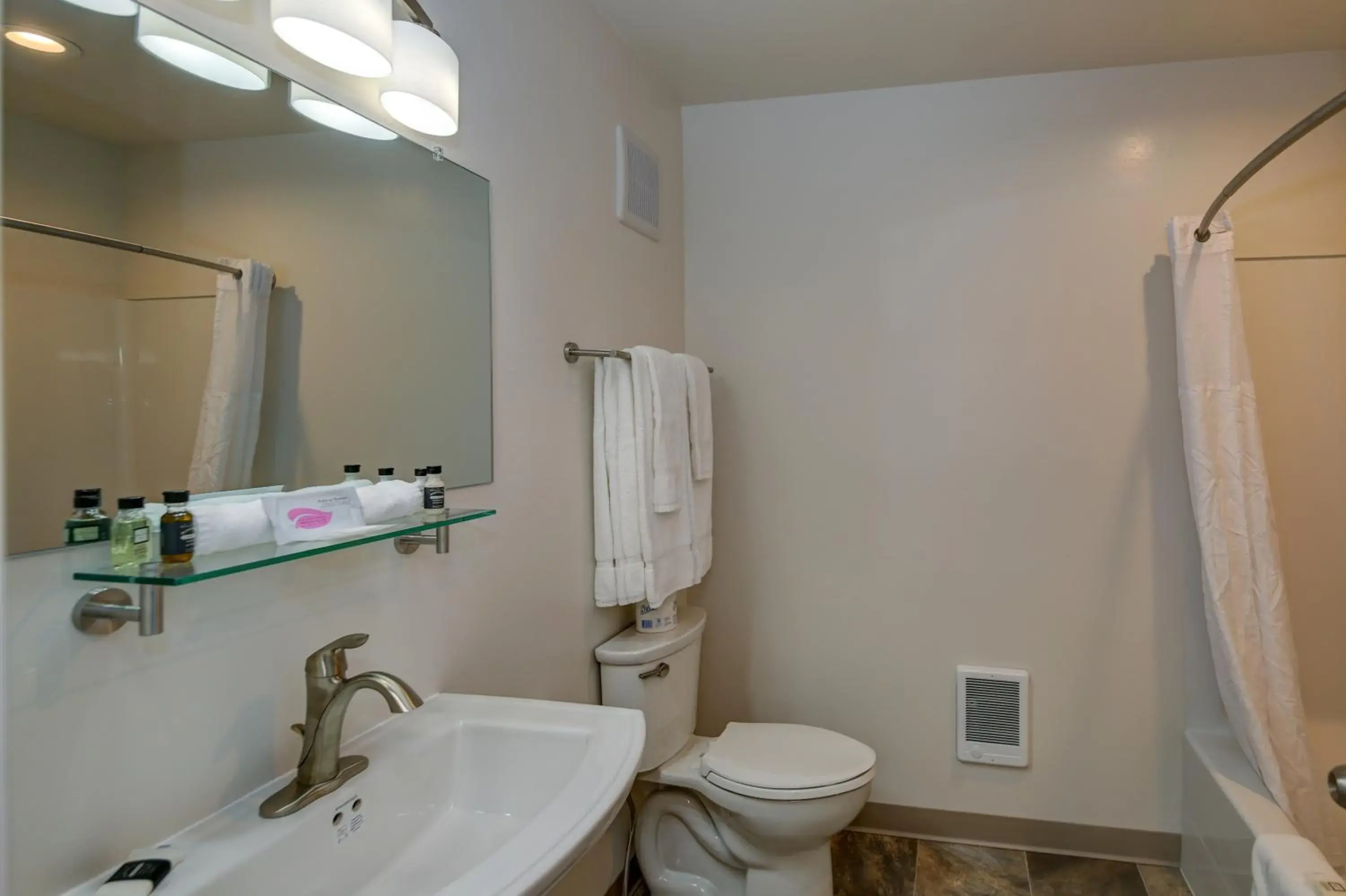 Deluxe Queen Room - single occupancy in Roosevelt Hotel & Cabins - Yellowstone Deluxe Queen Room - single occupancy in Roosevelt Hotel & Cabins - Yellowstone