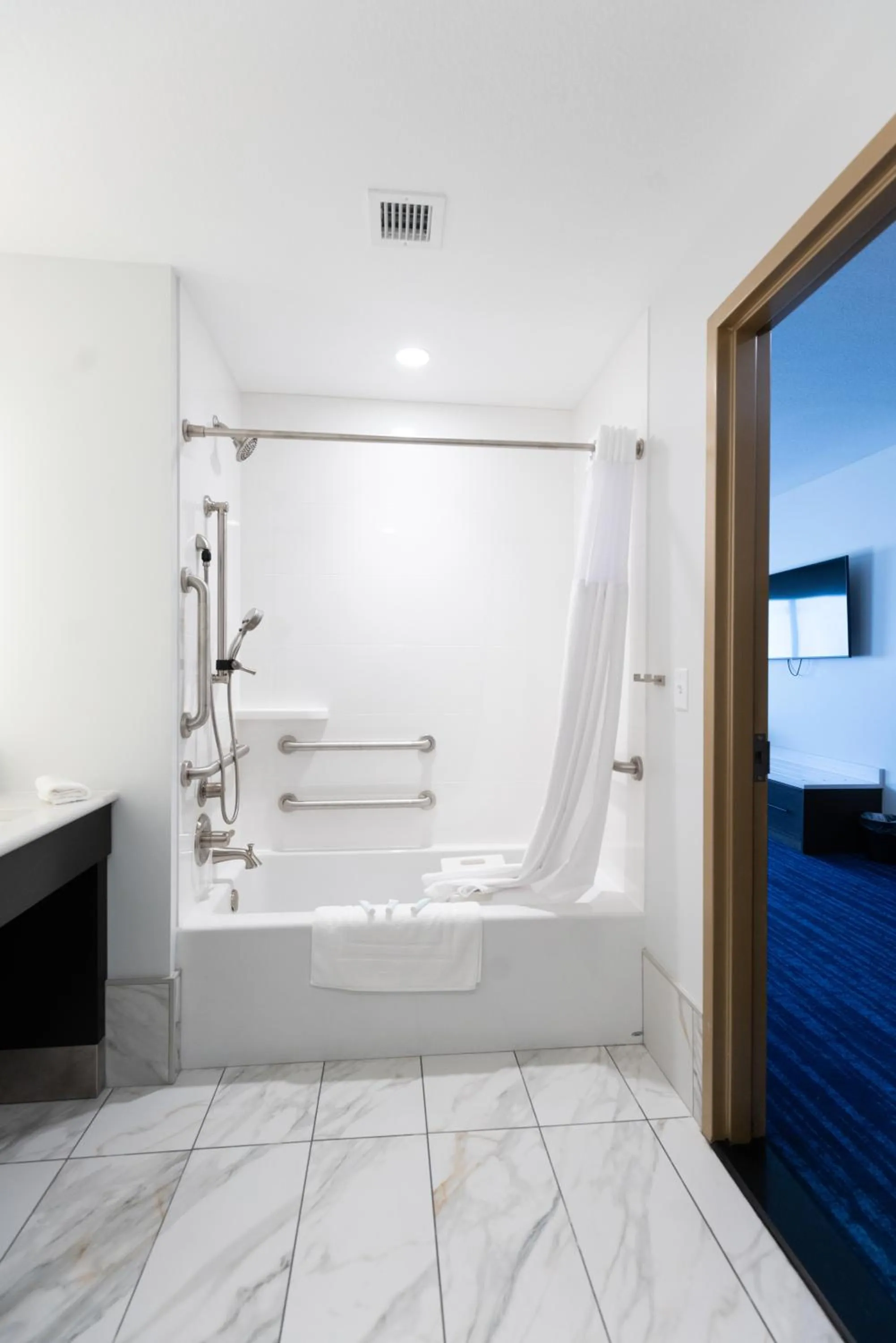 Shower in Walker's Bluff Casino Resort