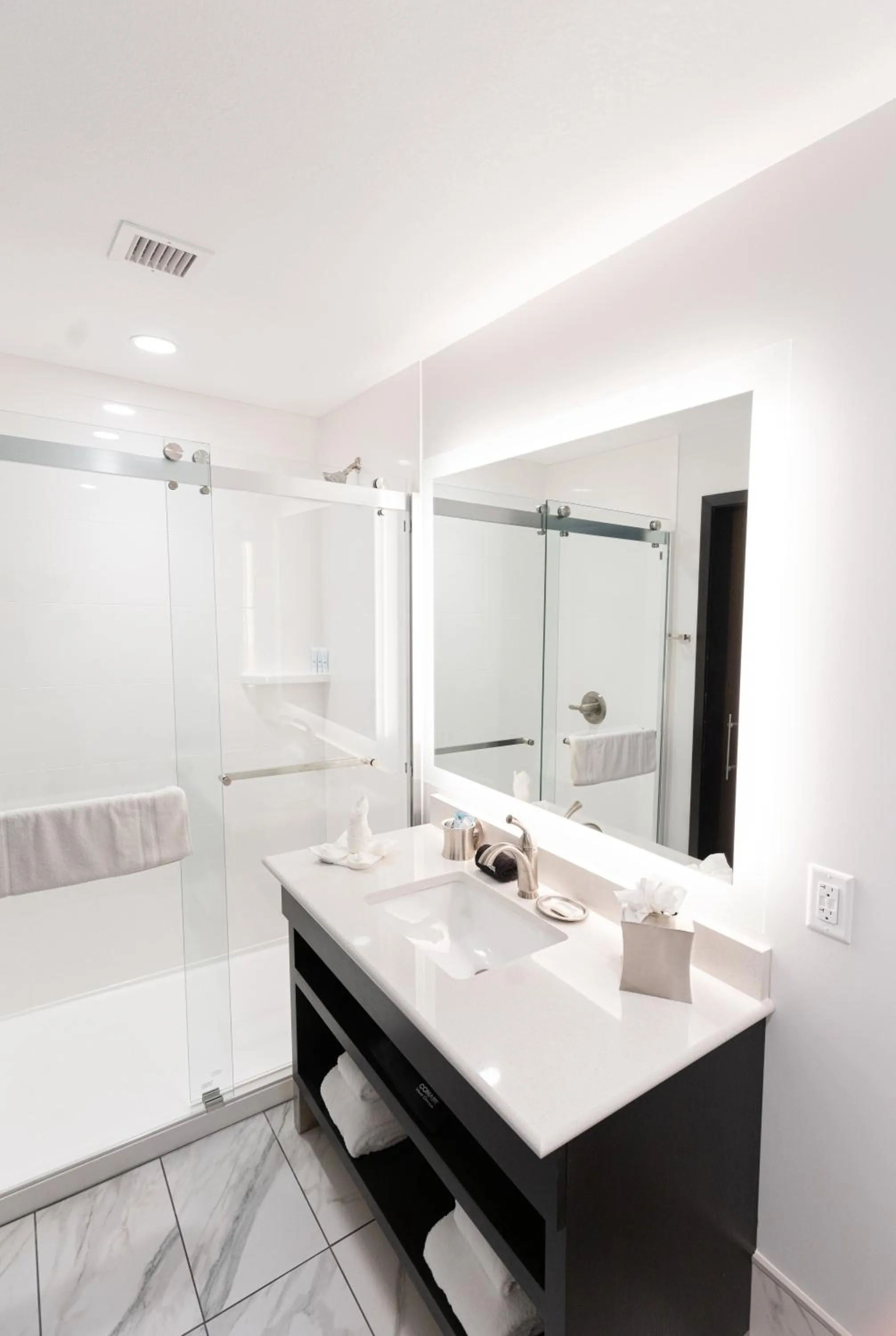 Shower in Walker's Bluff Casino Resort