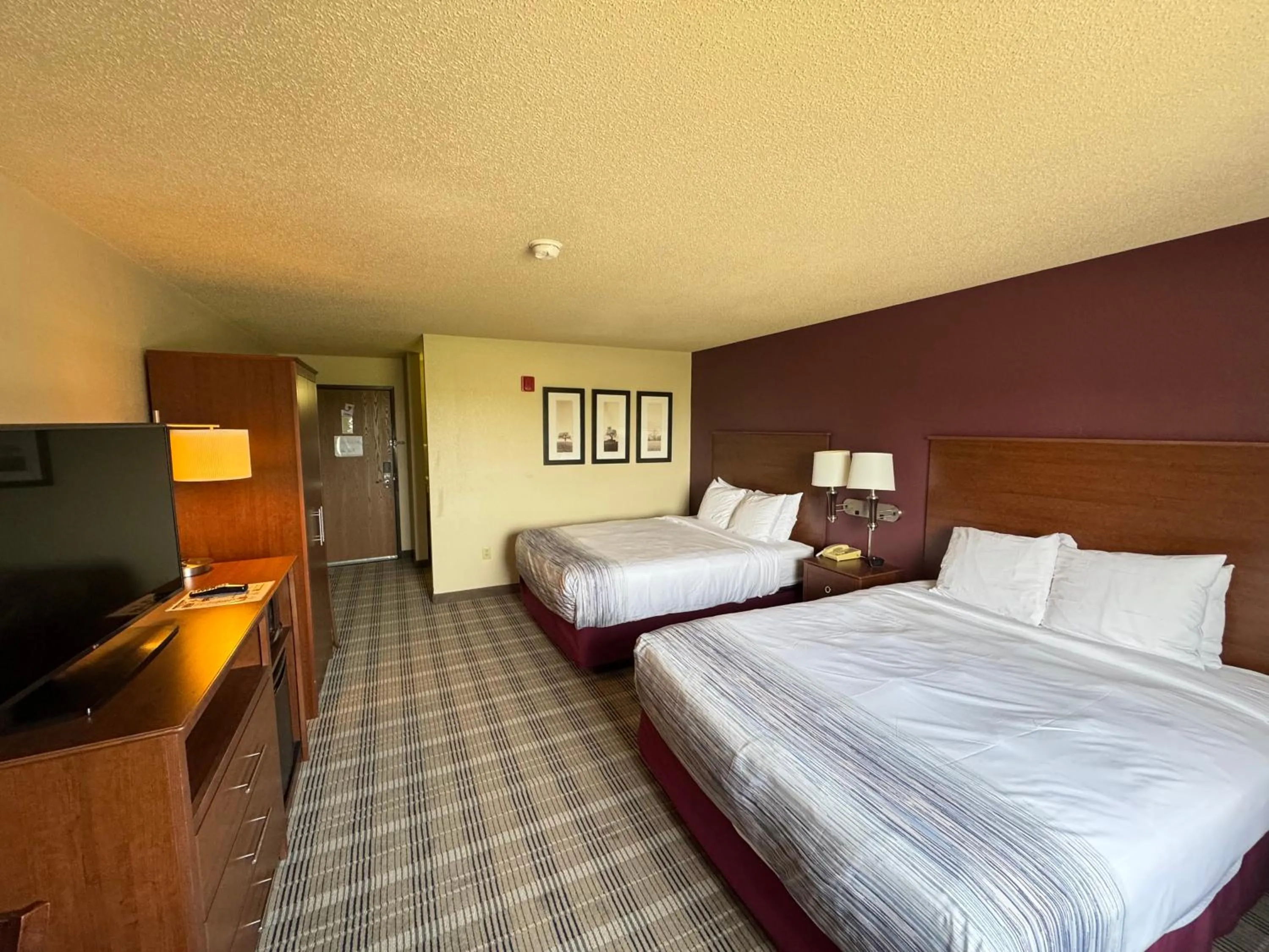 Bedroom, Bed in AmericInn by Wyndham Baldwin