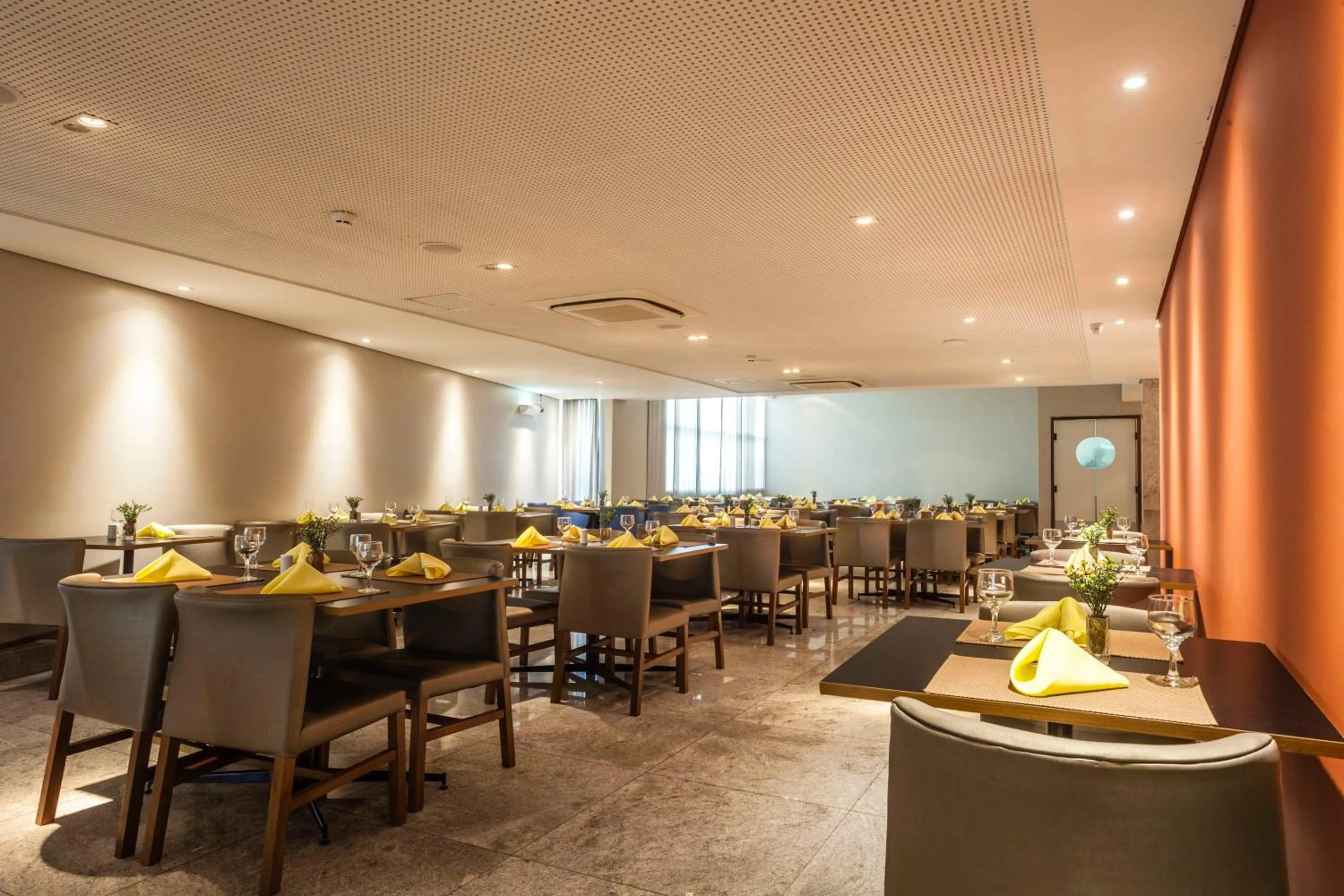 Restaurant/places to eat in Beach Class Convention By MAI