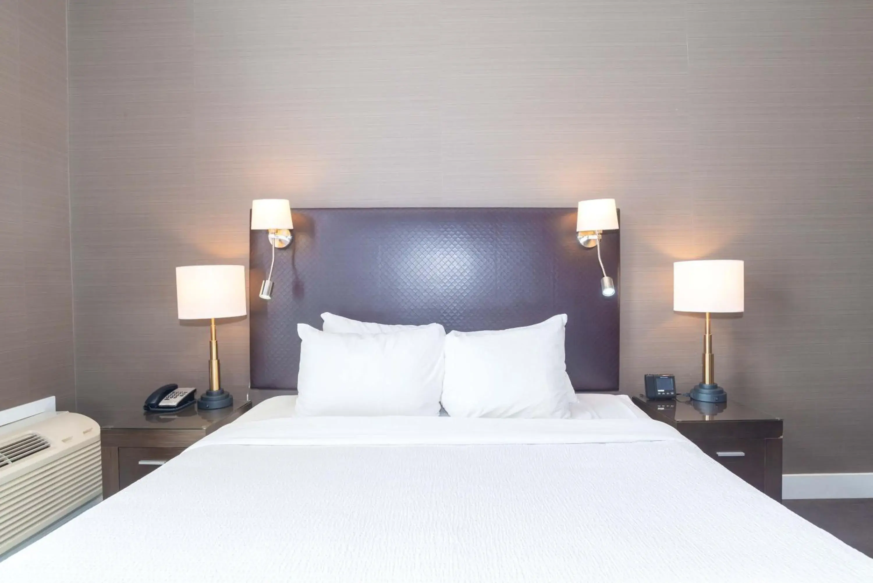 Photo of the whole room, Bed in Sandman Signature Kamloops Hotel Photo of the whole room, Bed in Sandman Signature Kamloops Hotel