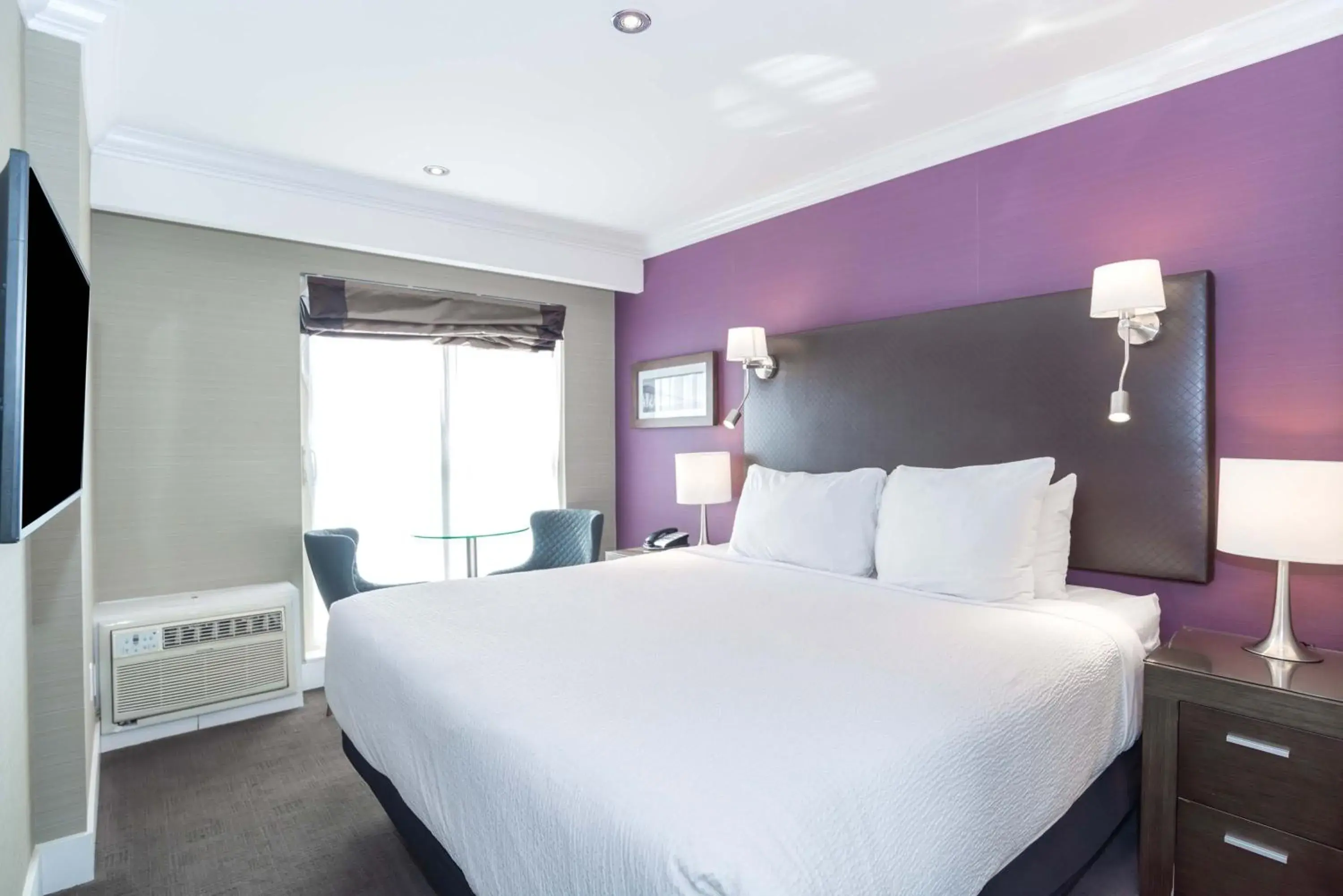 Photo of the whole room, Bed in Sandman Signature Kamloops Hotel Photo of the whole room, Bed in Sandman Signature Kamloops Hotel