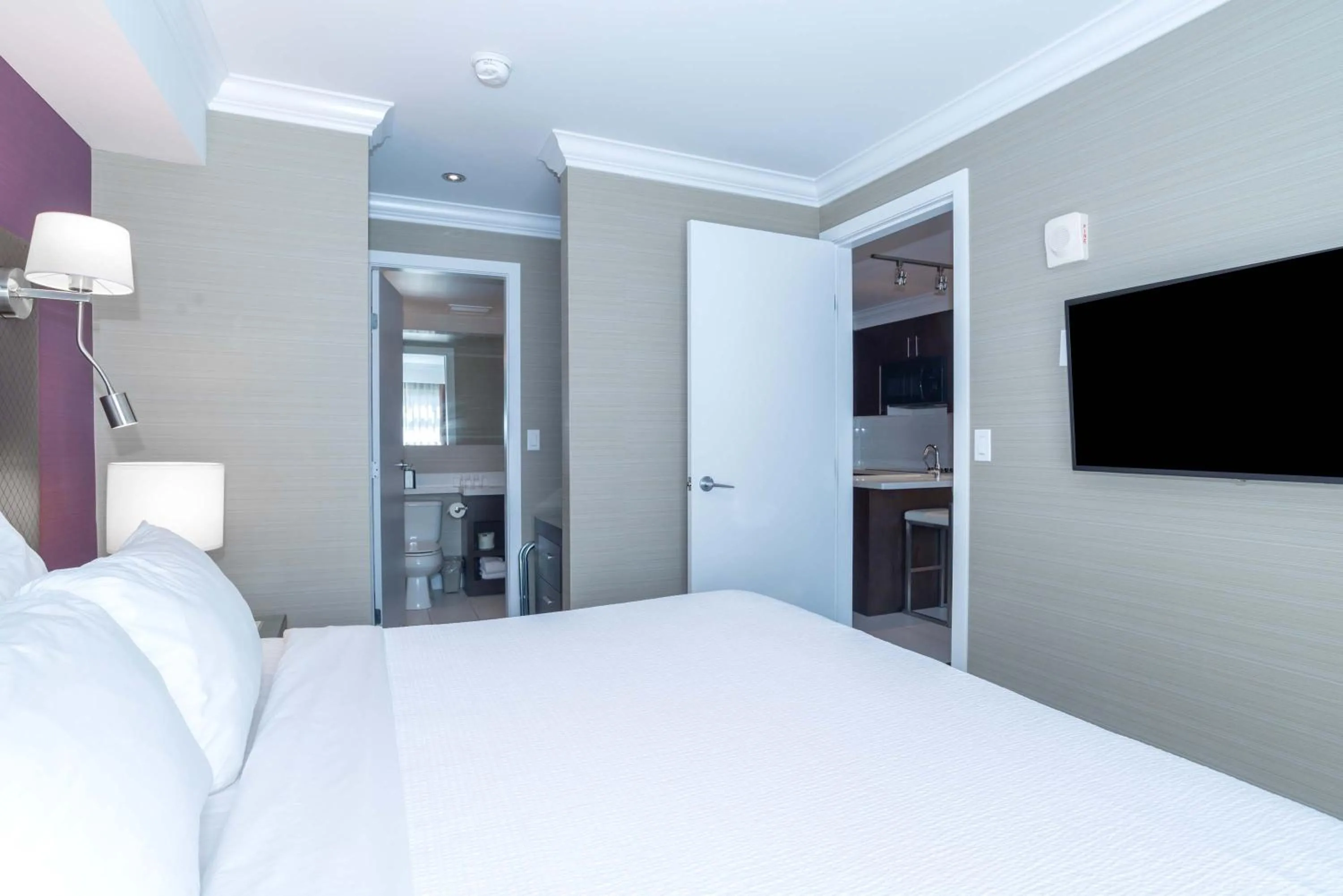 Photo of the whole room, Bed in Sandman Signature Kamloops Hotel