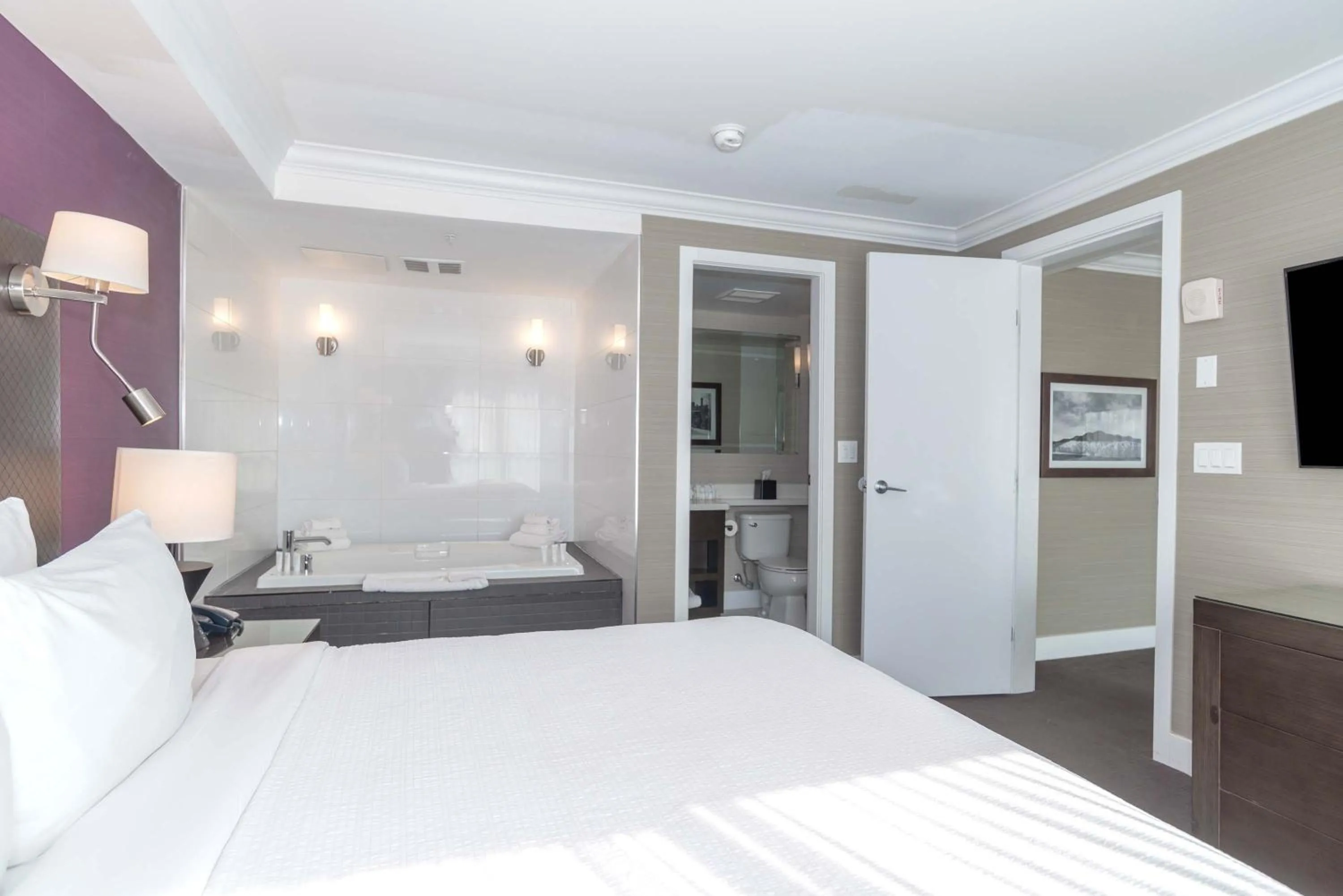 Photo of the whole room, Bed in Sandman Signature Kamloops Hotel