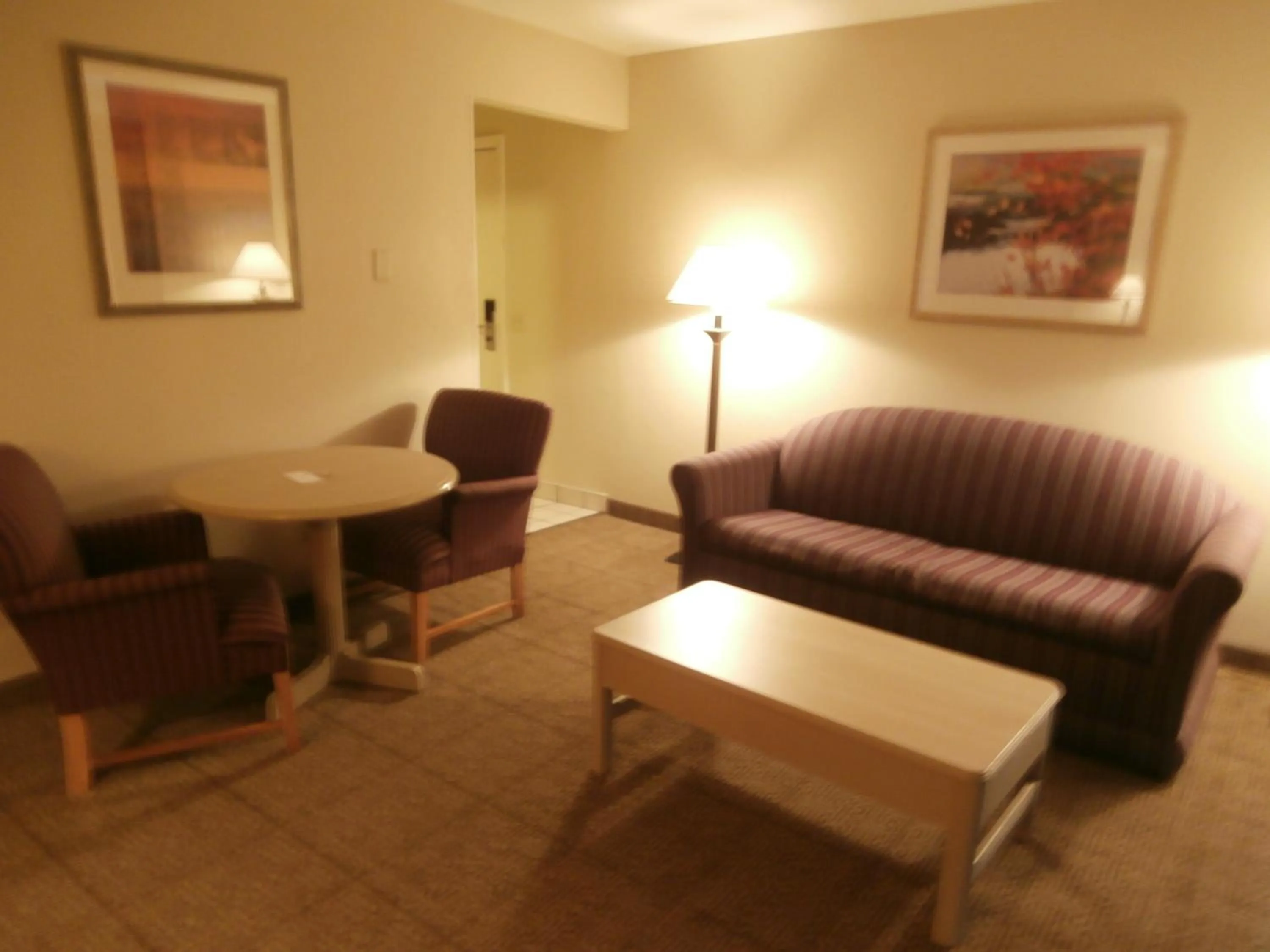 Living room in Clinton Inn & Suites