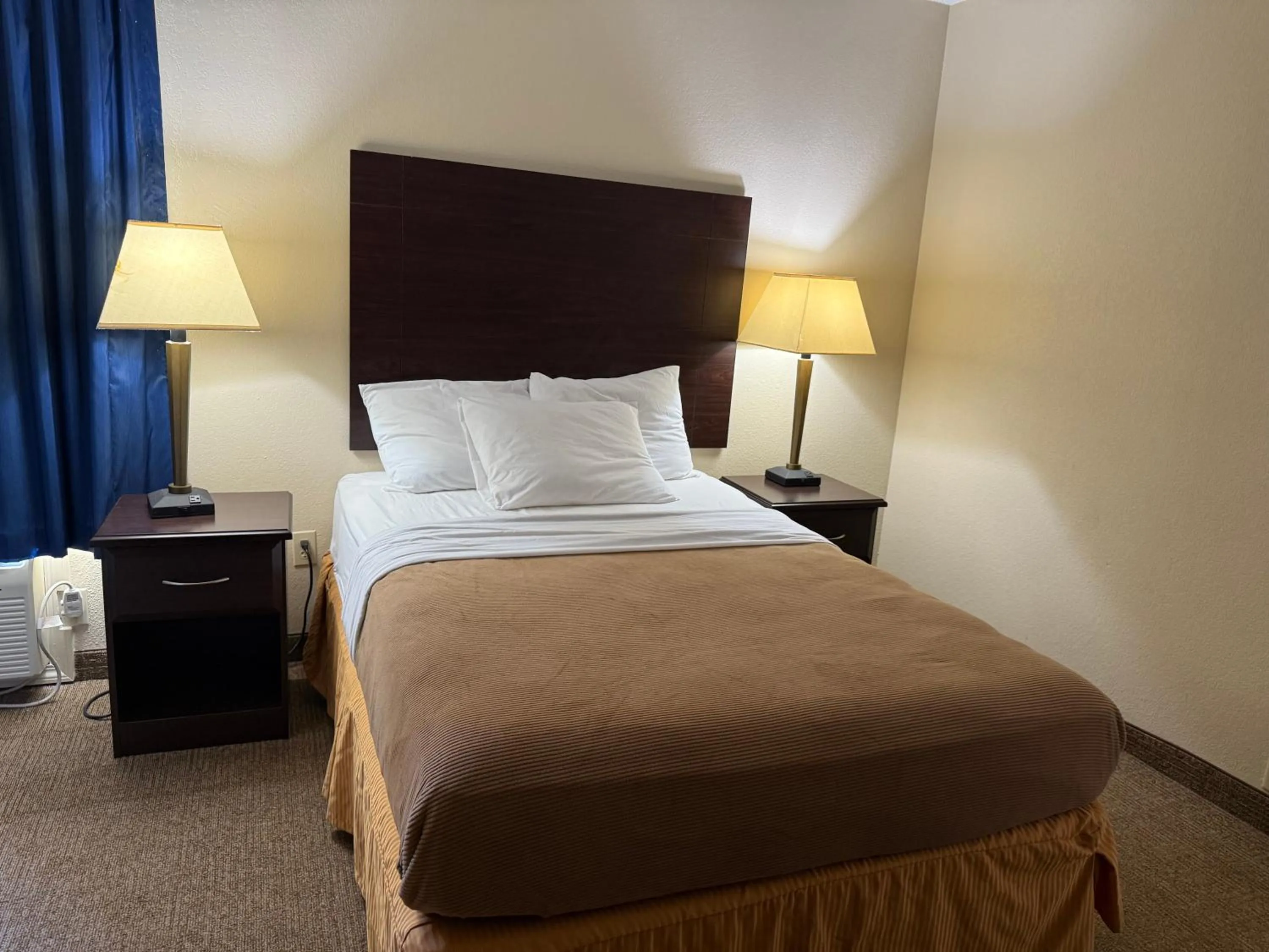 Bed in Clinton Inn & Suites