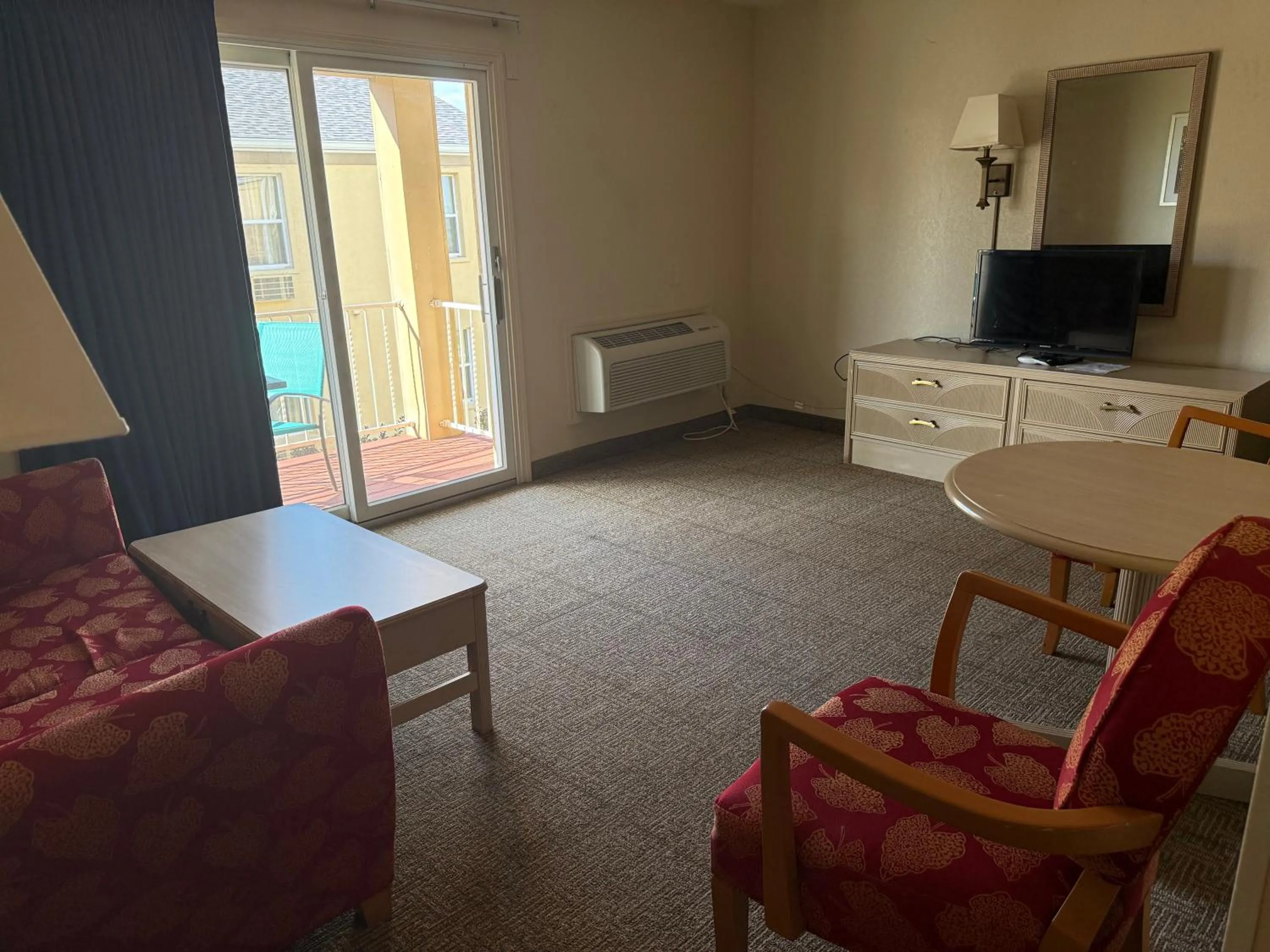 Clinton Inn & Suites