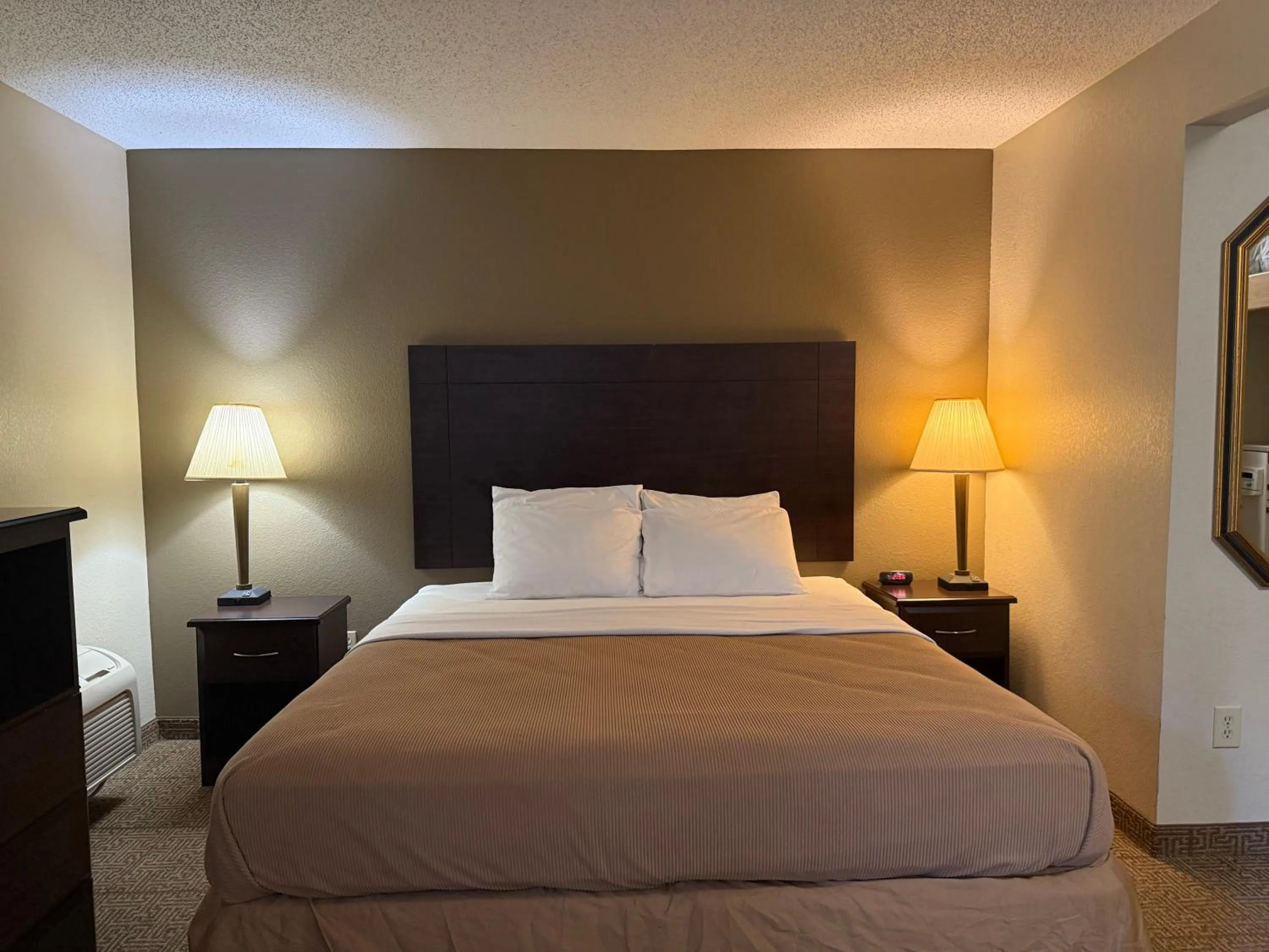 Bed in Clinton Inn & Suites