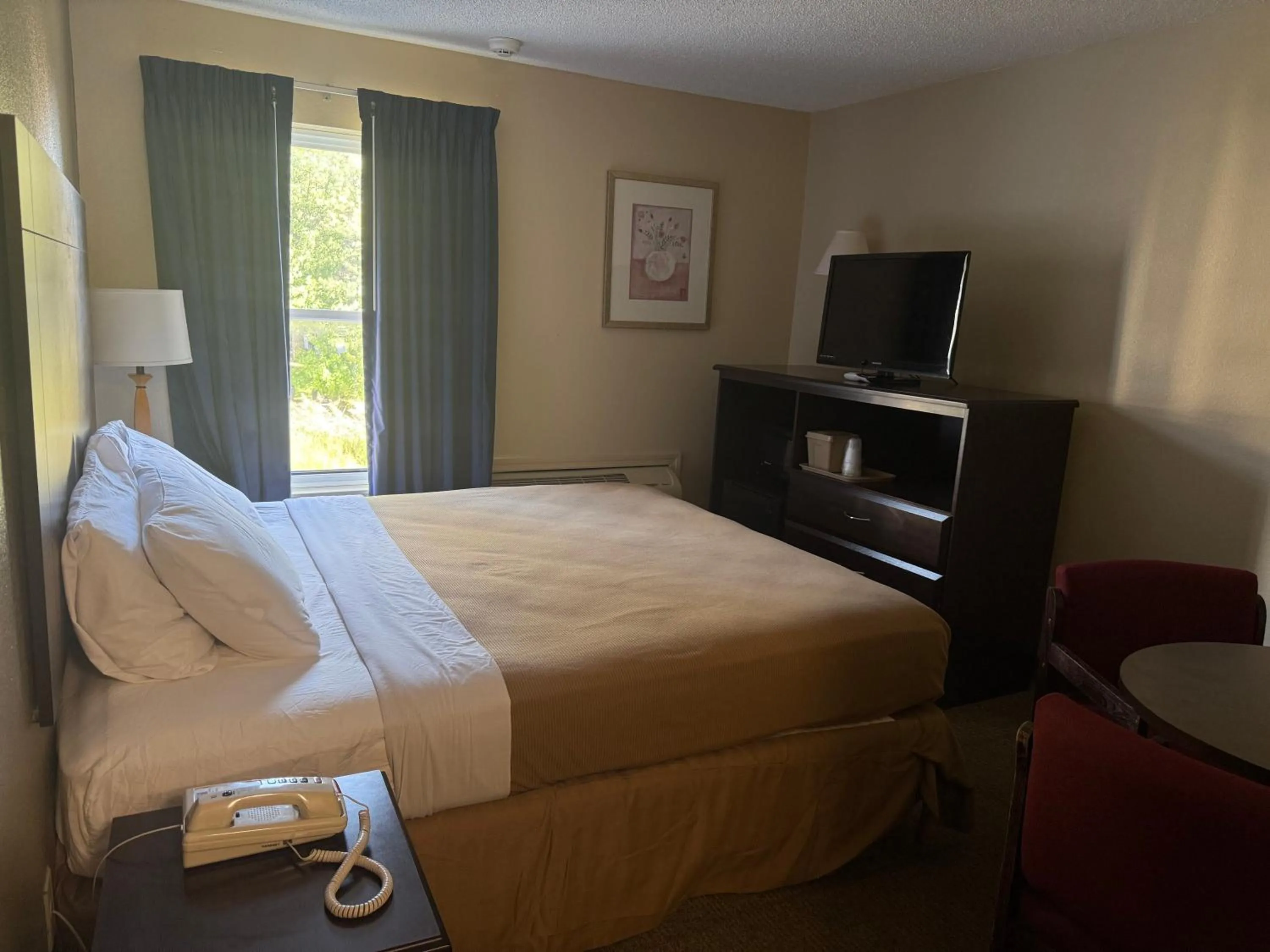 Photo of the whole room, Bed in Clinton Inn & Suites