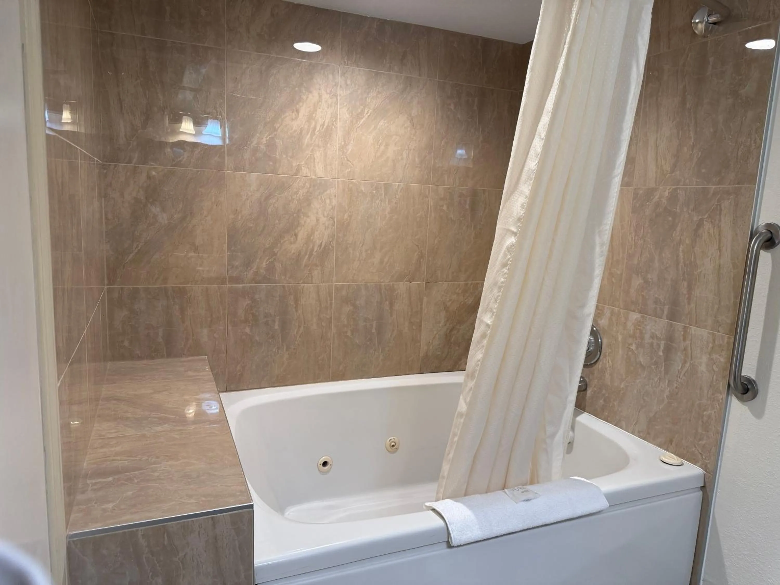 Clinton Inn & Suites