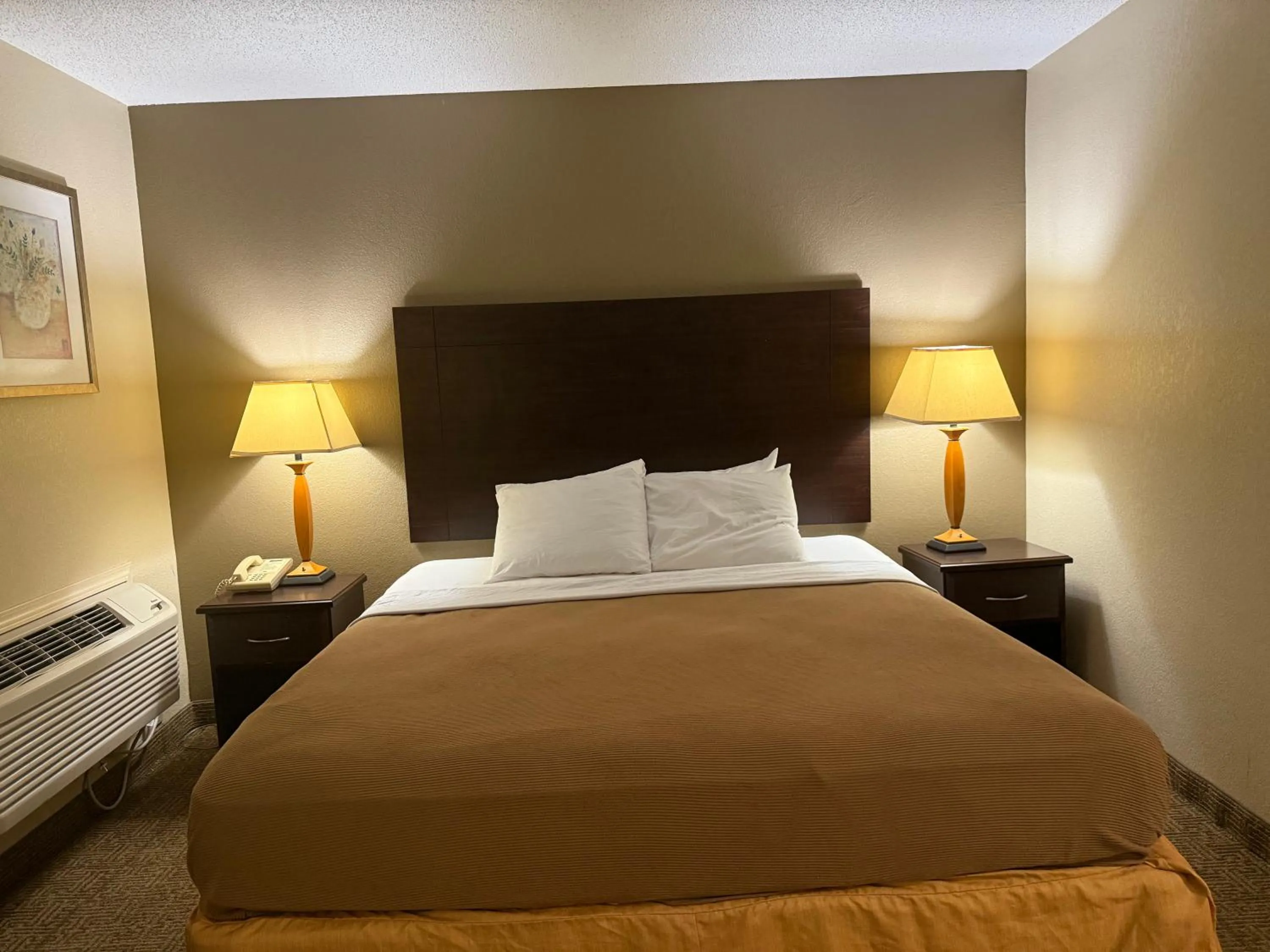 Bed in Clinton Inn & Suites