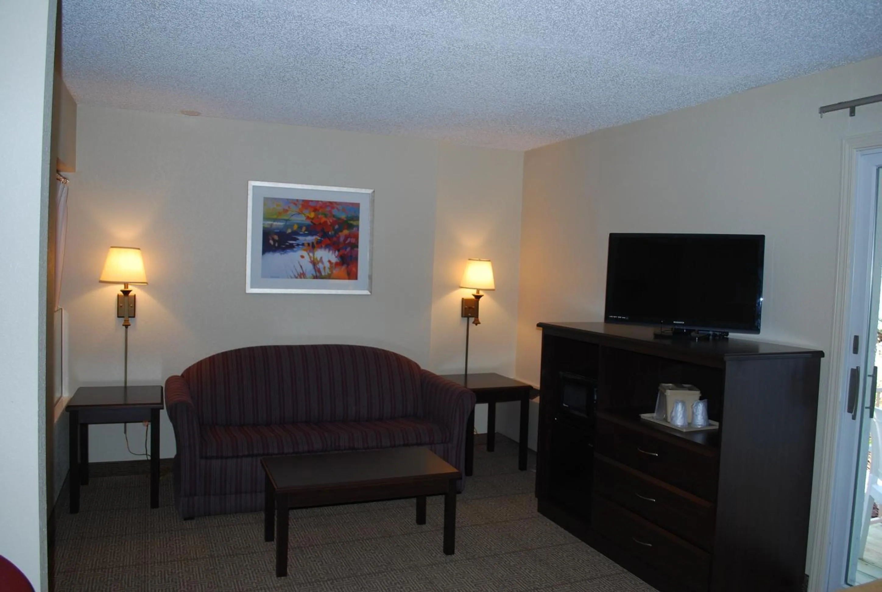 TV and multimedia in Clinton Inn & Suites