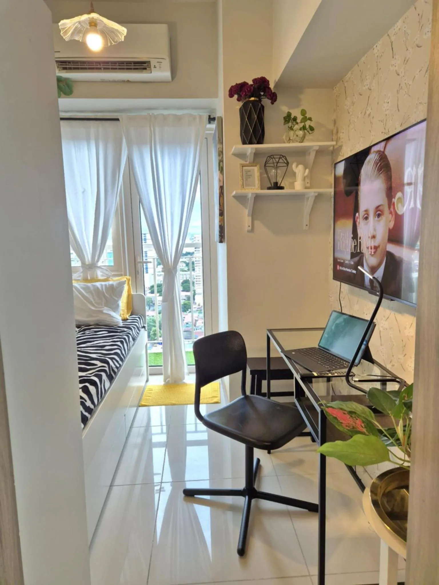 Cozy Comfy Suite 2BR w Balcony - Amazing Manila Bay View and City Skyline near MOA