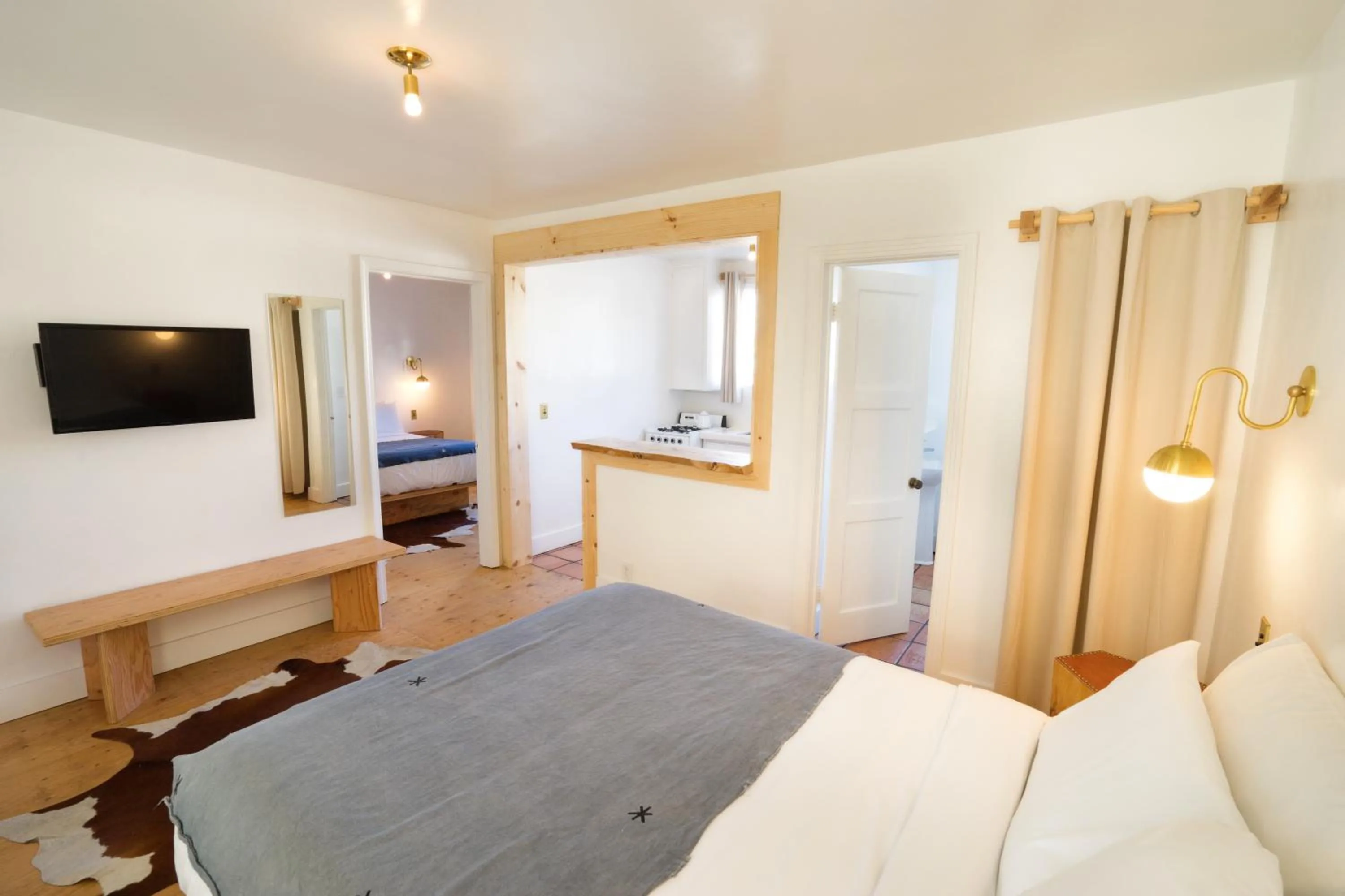 Photo of the whole room, Bed in Alamo Motel