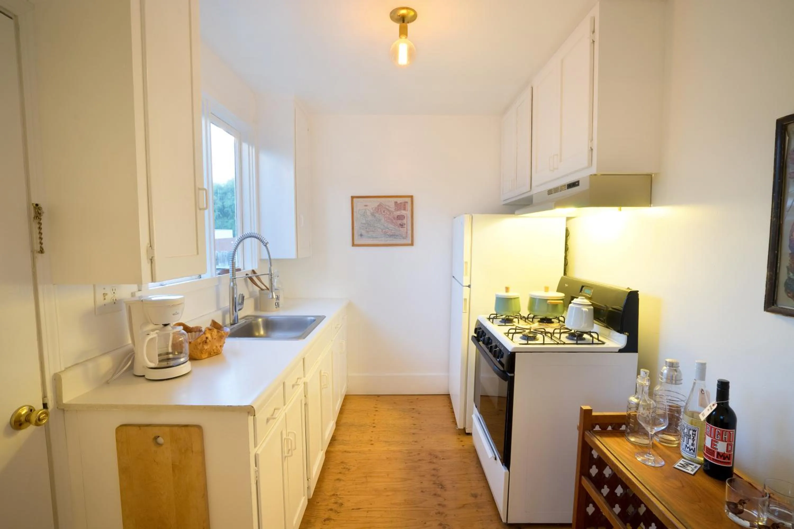 Kitchen or kitchenette in Alamo Motel
