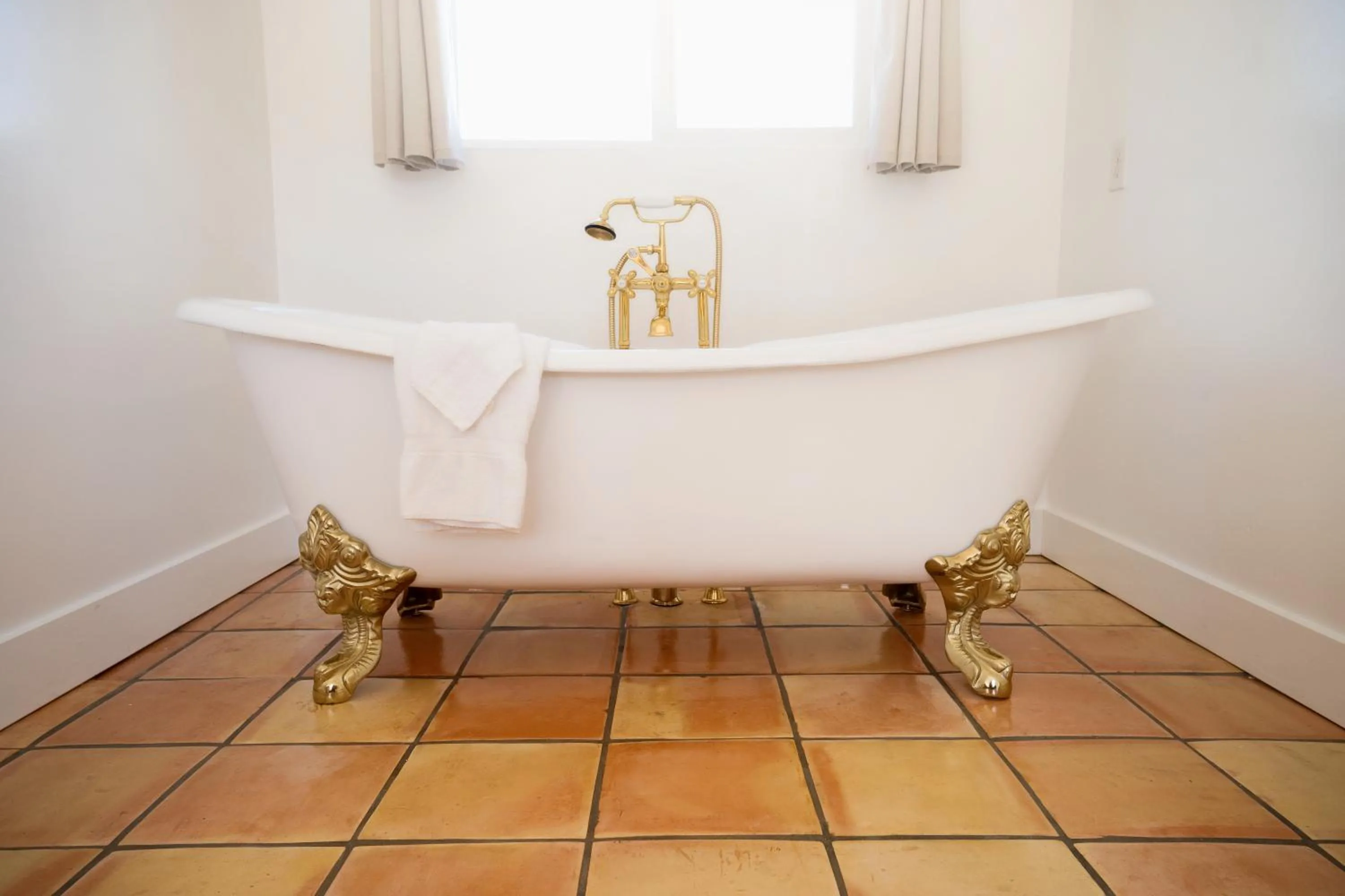 Bathroom in Alamo Motel