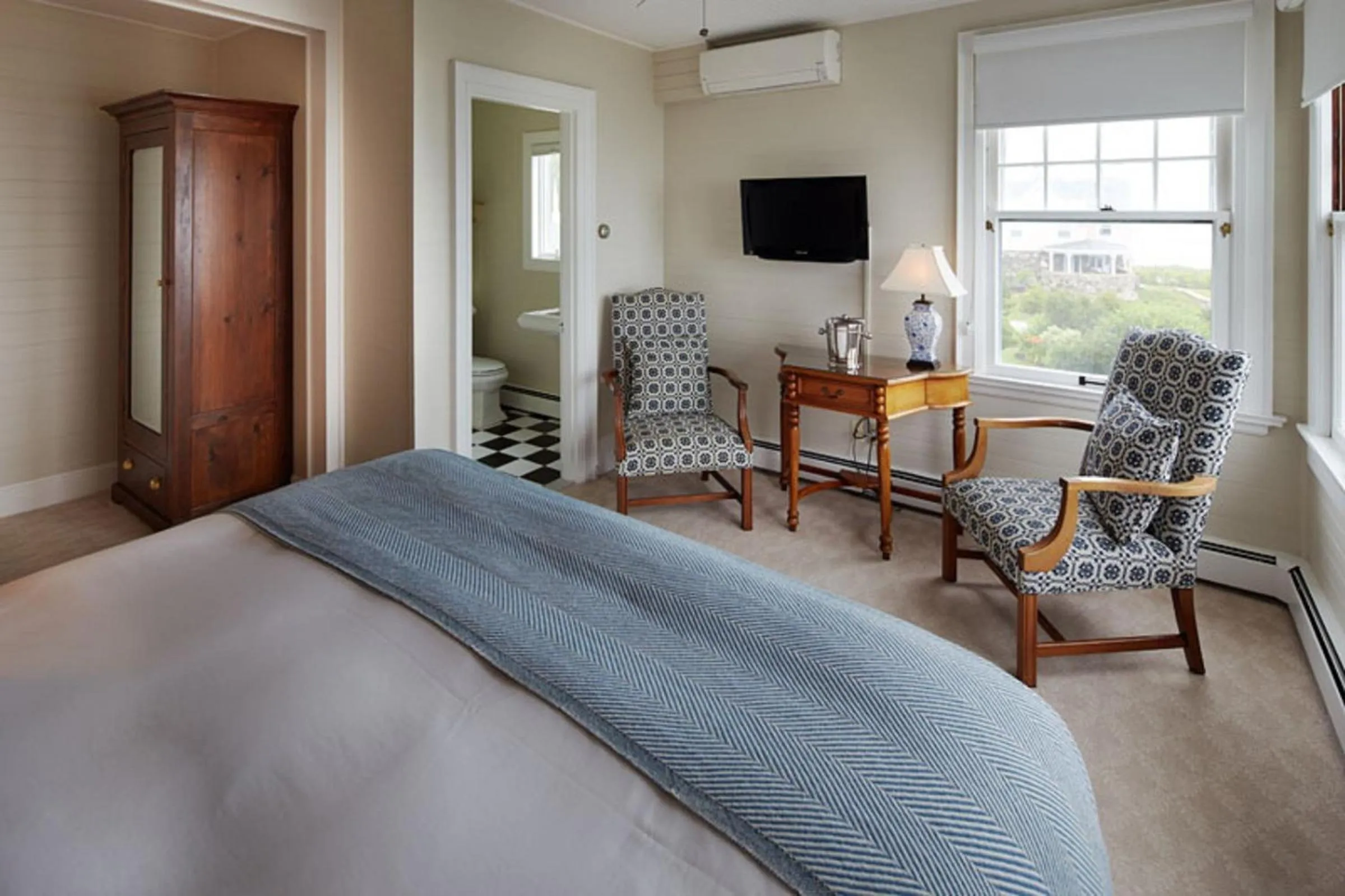 Bed in Cape Arundel Inn and Resort