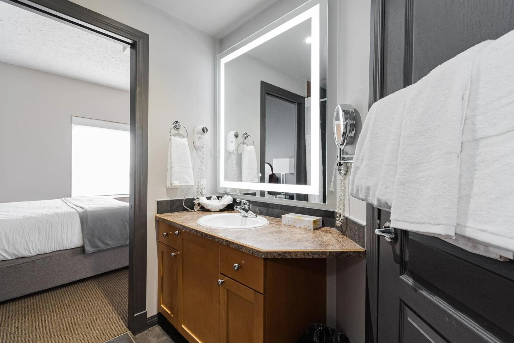 Bathroom, Bed in Premier Residence - Fort McMurray