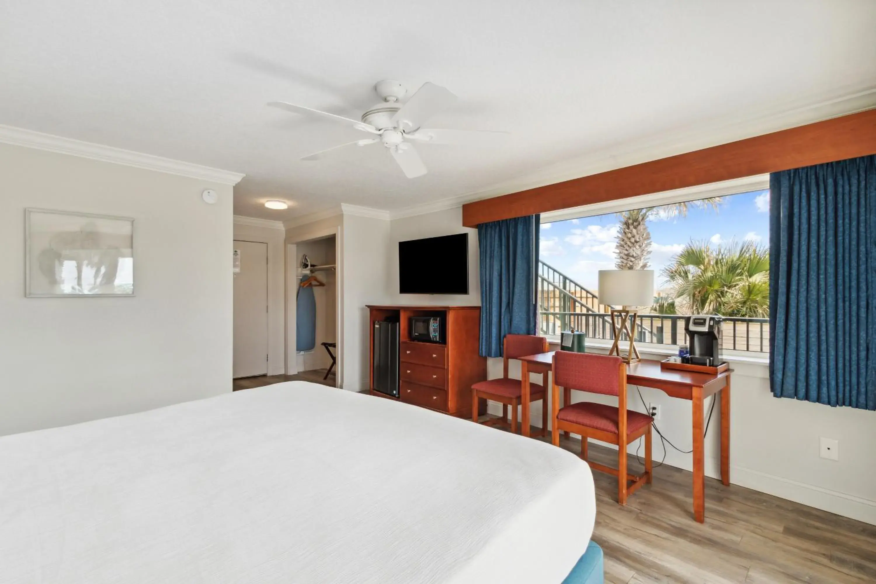 First Floor - Premium King Pool View in Seahorse Oceanfront Inn First Floor - Premium King Pool View in Seahorse Oceanfront Inn