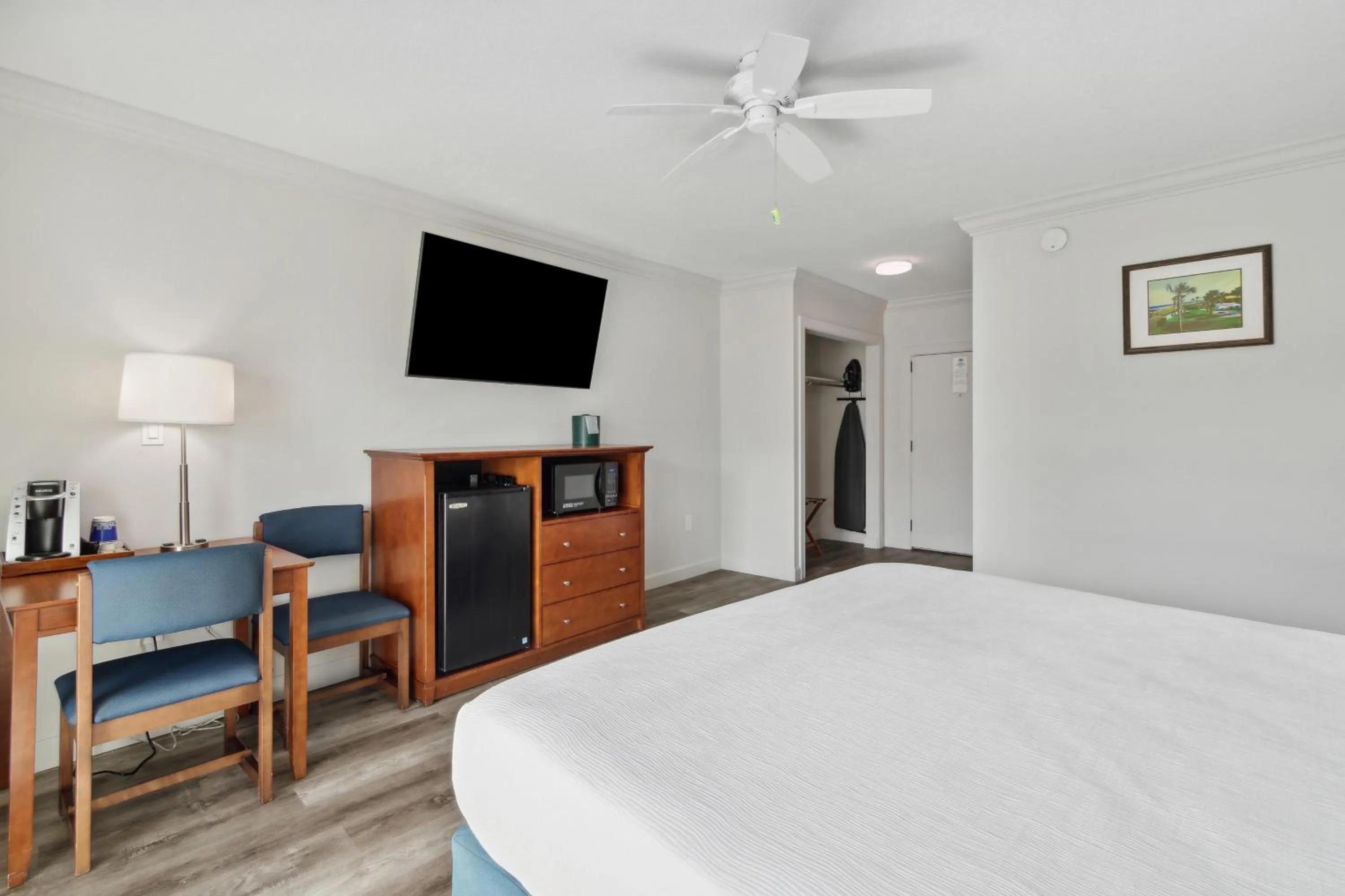 Bed in Seahorse Oceanfront Inn