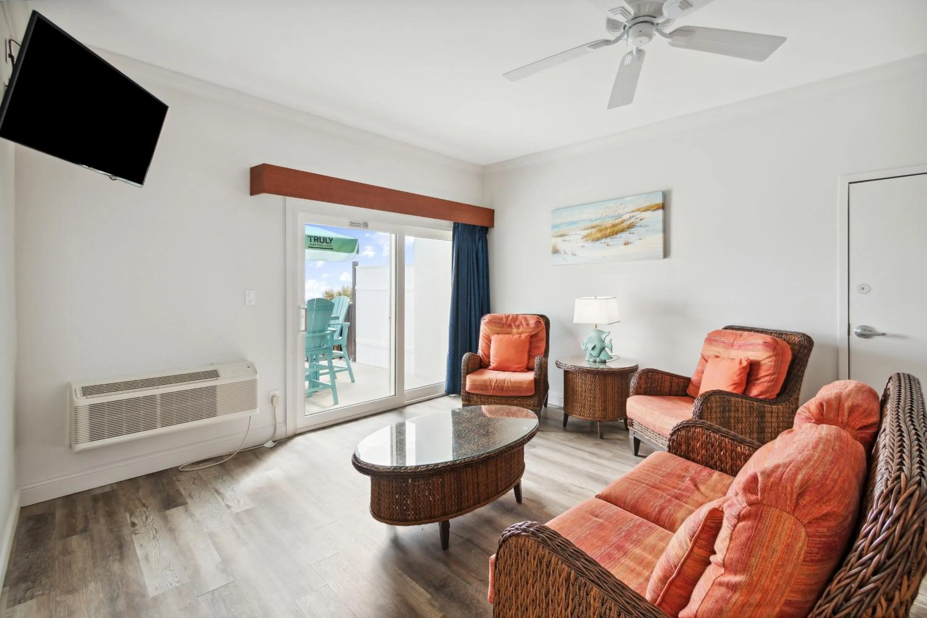 Communal lounge/ TV room in Seahorse Oceanfront Inn