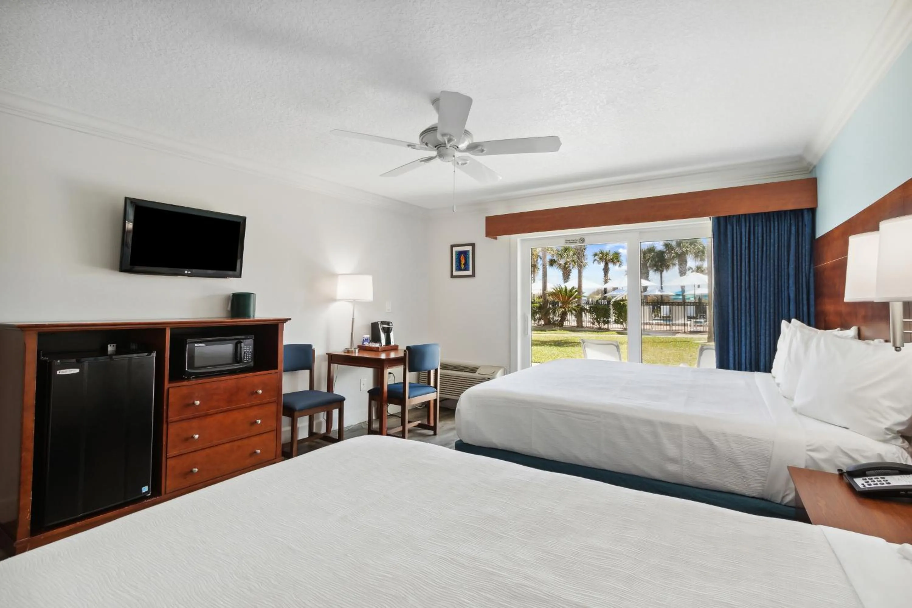 Bed in Seahorse Oceanfront Inn