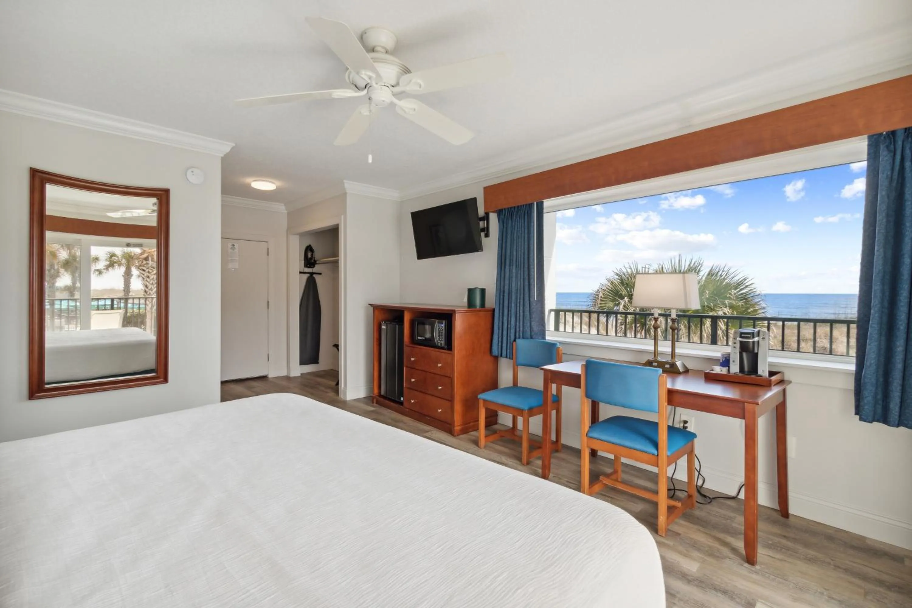 Bed in Seahorse Oceanfront Inn