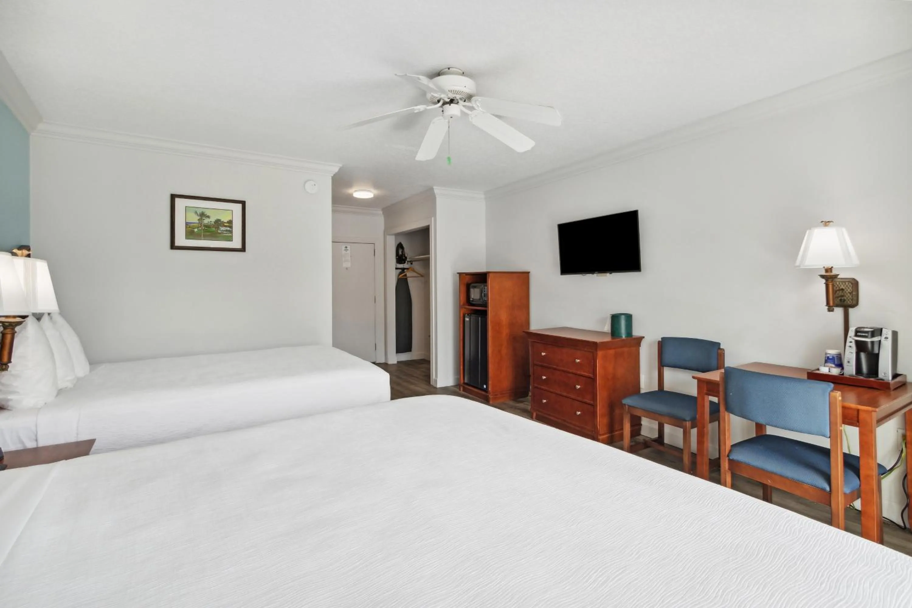 Bed in Seahorse Oceanfront Inn